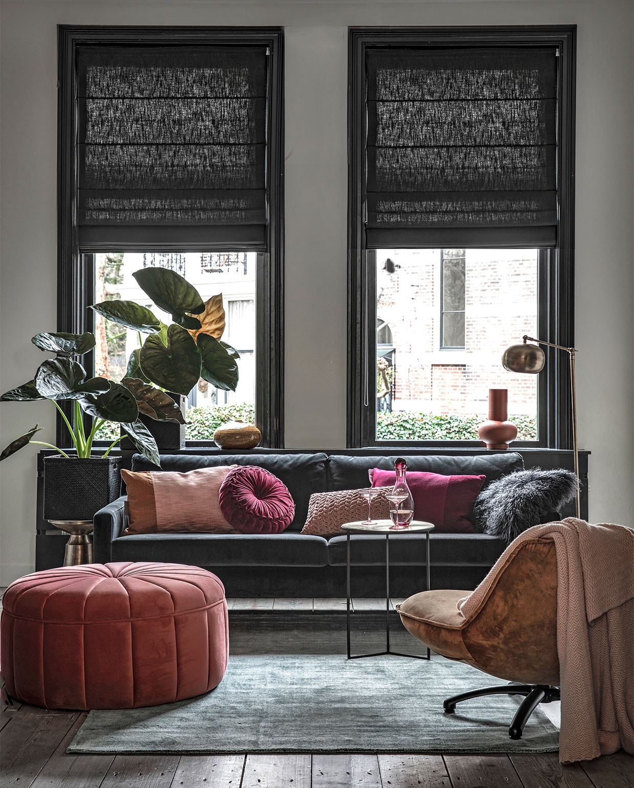 Driezitsbank Astha in Velours Dark Grey € 899,-, grote poef Dixie in Velours Vintage Rosa € 299,- (sofacompany.com). Fauteuil Dirk € 629,- (hetkabinet.nl). Grijsgroen vloerkleed, 160×230 cm € 279,95, okergele vaas € 30,63, rond aubergine kleurig velours kussentje € 29,95, oudroze smock kussentje € 25,-, oudroze plaid € 69,- (woondock.nl). Bijzettafel Corinthia van Lifestyle, metaal brons, 40×55 cm (Øxh) € 239,-, bijzettafel Copenhagen van Rivièra Maison € 103,20, mat bronzen vloerlamp Nordal Globe, 140×50 cm € 559,-, terra kleurige vaas Theseus van Urban Nature Culture € 59,95 (vtwonen.nl). Roze glazen karaf € 14,99, roze cocktailglazen per stuk € 7,99 (hm.com). Kussen met twee vlakken in okergeel/zachtroze, en donkerrood/donkerroze, 40×60 cm per stuk € 89,95 (kus-sen.nl). Grijs vachtkussentje Tibet Nightsquare € 79,95 (zenza.com). vtwonen 02-2019 | styling Moniek Visser | fotografie Peggy Janssen