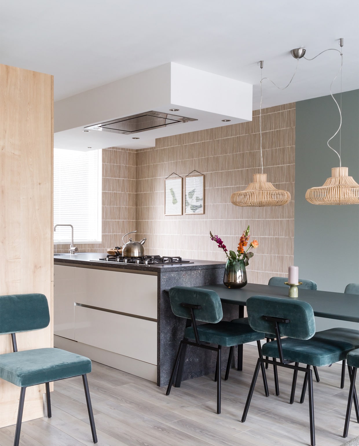 Muurverf 85% Hardsteen (flexa.nl). Behang Terra 391513, per rol € 69,95 (eijffinger.com). Hanglampen Kalahari van Good&amp;Mojo, per stuk € 205,-, eetkamertafel New Classic van Studio Henk € 1900,-, eetkamerstoelen Ode van Studio Henk, per stuk € 279,-, posters Floating Leaves van Moebe, per stuk € 26,95 (eijerkamp.nl). Vaas van pt € 36,95, kandelaar van Bloomingville € 33,- (vtwonen.nl). Keuken, kaars, waterkoker, bloemen, houten schaal privébezit. JA | vtwonen weer verliefd op je huis | seizoen 11 aflevering 3 | styling Fietje Bruijn | fotografie Barbara Kieboom