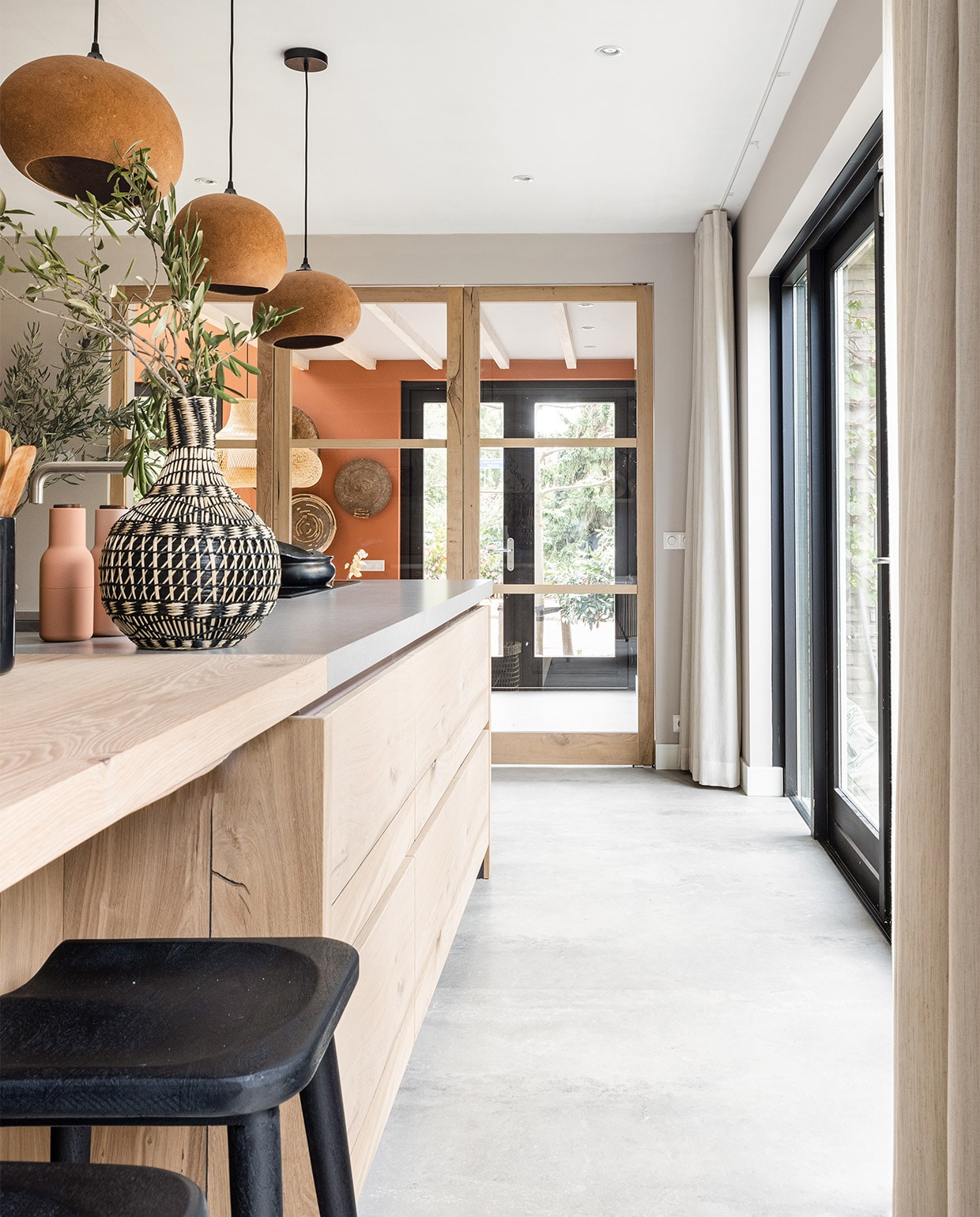 exa Creations muurverf Urban Taupe en Binti Orient (flexa.nl). Eettafel Androgyne van Menu € 3000,- (eijerkamp.nl). Maatwerk raambekleding prijs op aanvraag (woninginrichting-aanhuis.nl). Planten, takken en droogbloemen prijs op aanvraag (plantje.nl). Houten kast € 1799,- (nordal.eu). Eetkamerstoelen Brawny van d-Bodhi per stuk € 379,-, kruk Caterpillar van d-Bodhi € 199,- vloerkleed Corbin Beige van Brinker € 1269,-, op tafel ronde schaal van Lightmakers € 37,99 (eijerkamp.nl). Hanglamp May Natural € 1275,- (ayilluminate.com). Houten dienblad € 36,95, witte hoge vaas met ribbel € 85,- (nordal.eu). Witte vaas ernaast Tamegroute Natural Vase Gola € 129,- (householdhardware.nl). Kopjes, borden, mokken en kommen vanaf € 6,80 (vtwonen.nl). Groen linnen servet € 9,99 (hm.com). Roze tafelkleed over stoel van Urban Nature Culture € 41,95 (eijerkamp.nl). Groene waterglazen € 8,75, groene kan met oor € 29,50, bruine kleine vaas Minimal Vases Terra Set € 8,75 (householdhardware.nl). Manden aan de wand Vintage Tonga Basket groot € 139,-, vintage Makenge Basket middel € 125,-, vintage Tonga Basket middel € 125,- (o-live.nl). Tafelloper van vtwonen € 34,95 (vtwonen.nl). Op kast grote, groene vaas prijs op aanvraag, bruine vaas Sphere Vase van 101 Copenhagen € 59,- plantenpot Sekki van Ferm Living in twee maten € 39,- en € 55,- (eijerkamp.nl). Overig privébezit. JA | vtwonen weer verliefd op je huis | seizoen 15, aflevering 7 |   styling Liza Wassenaar | fotografie Sonja Velda