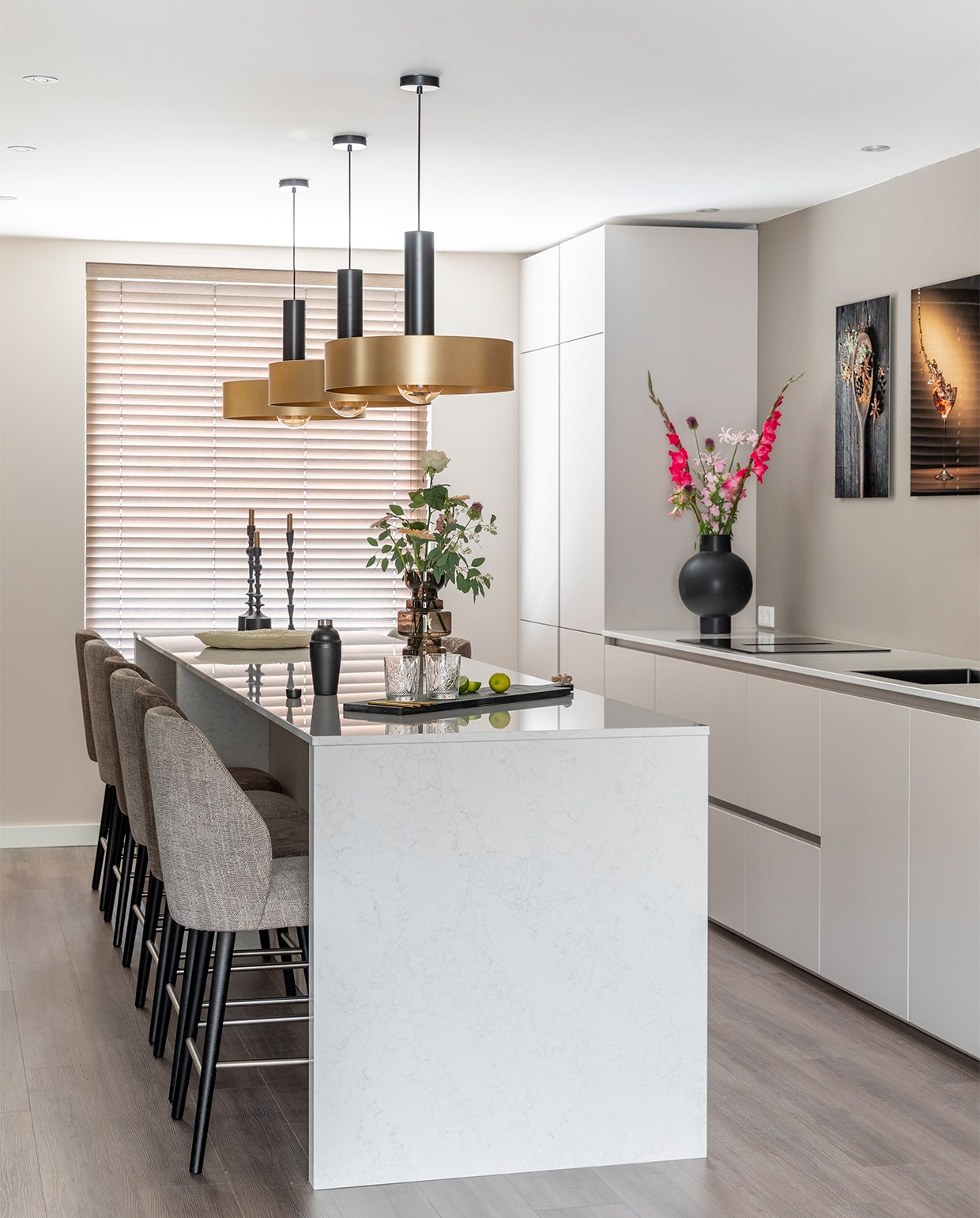 Achter keuken Flexa Strak op de Muur muurverf Boomschorsbruin, muur raamkant en tegenover keuken Flexa Creations muurverf Sandy Steps (flexa.nl). Zwarte stalen taatsdeuren, prijs op aanvraag (gewoongers.nl). Pvc-vloer Moduleo Classic Oak 24864, prijs op aanvraag (woninginrichting-aanhuis.nl). Bamboe jaloezieën kleur 1523, prijs op aanvraag (woninginrichting-aanhuis.nl). Barstoelen Boris in stof Brillance 3882 en stof Cypress 19325 van Eijerkamp Collectie, per stuk € 329,-, hanglampen Gina van Eijerkamp Collectie, per stuk € 149,-, serveerplank van Trendhopper € 24,99, zwarte vaas Georgina van Lightmakers € 79,99, glazen vaas € 24,95, zwarte kandelaars van Lightmakers vanaf € 16,95, papier-maché schaal van Lightmakers € 34,99 (eijerkamp.nl). Bloemen prijs op aanvraag (bloemenweelde-amsterdam.nl). Overig privébezit. JA | vtwonen weer verliefd op je huis | seizoen 15, aflevering 6 |   styling Eva van de Ven | fotografie Margriet Hoekstra