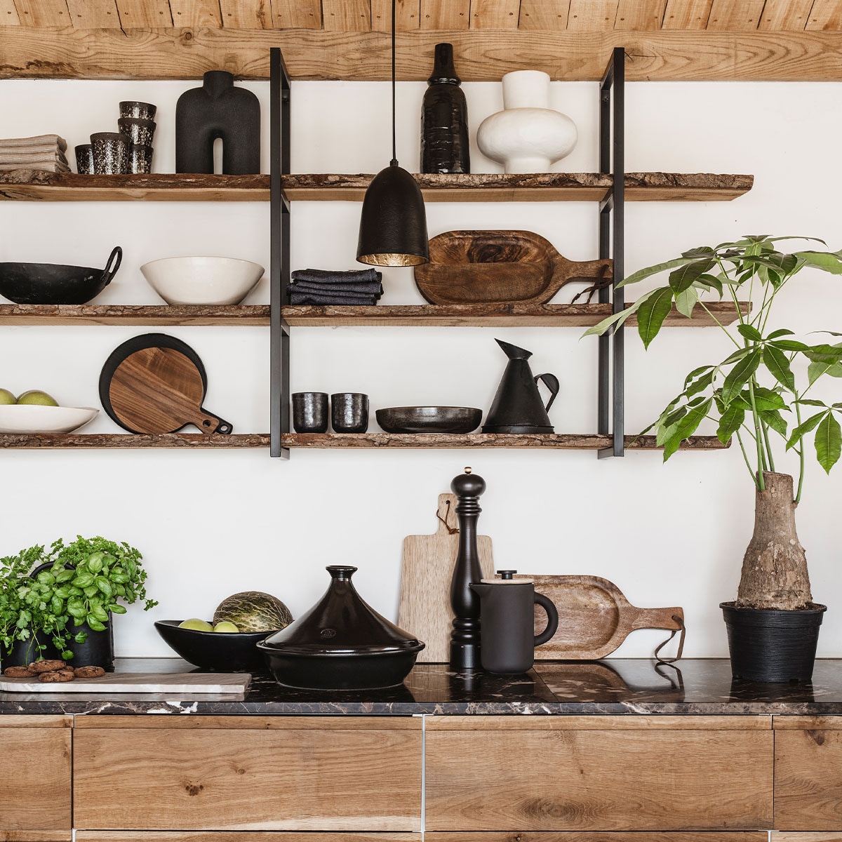 Van boven naar beneden en van links naar rechts: linnen theedoeken Flax, per stuk € 15,- (bymolle.nl). Mokjes Mud, per stuk € 6,75 (hkliving.nl). Zwarte vaas € 55,95, zwarte hoge vaas € 20,95, witte vaas € 68,95 (loftloft.nl). Oude metalen schaal € 39,95 (hetkabinet.nl). Witte schaal € 69,95 (loftloft.nl). Zwarte theedoeken, per stuk € 4,- (hema.nl). Mangohouten plank € 29,95 (hetkabinet.nl). Witte schaal € 75,95 (loftloft.nl). Zwarte ronde serveerplank €19,95 (hetkabinet.nl). Bruine serveerplank van Bowls and Dishes € 14,55 (vtwonen.nl). Zwarte schaal Chief Ceramics € 17,60 (hkliving.nl). Oude oliekan € 24,95, metalen potjes € 30,25 (hetkabinet.nl). Diverse kruidenplanten (jumbo.nl). Zwarte schaal € 78,95 (loftloft.nl). Donkerbruine tajine Emile Henry € 68,95, pepermolen Peugeot Paris chocolat € 56,95, cafetière Stelton Theo € 69,95 (vtwonen.nl). Plant (intratuin.nl). Metalen kruk Denver van New Routz (vtwonen.nl). Bruine linnen doek 160×260 € 129,-, linnen servet Sea Shell, per stuk € 11,50 (bymolle.com). Overig privébezit. vtwonen 03-2022 | Styling Moniek Visser | Fotografie Denise Pronk| Styling assistent Sanne Kiesling