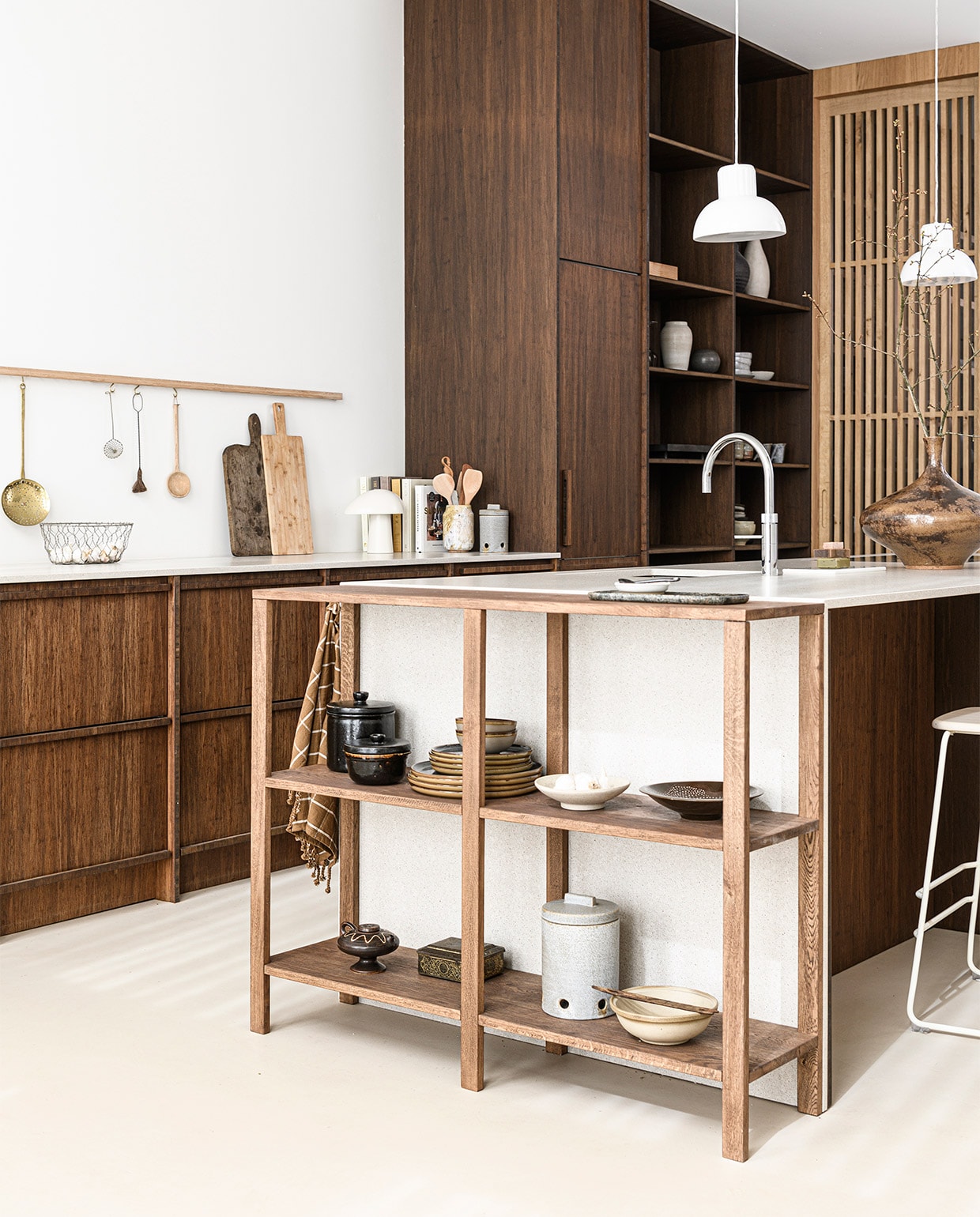 Keuken ontwerp Avenue Design Studio, prijs op aanvraag, houten schuifdeuren ontwerp Avenue Design Studio, prijs op aanvraag (avenue-designstudio.com). Marmeren serveerplank van HKliving € 22,95, groengrijze schaal van Serax uit 12-delige serviesset € 199,-, voorraadpotten Hazel van Bloomingville 11×18 cm (Øxh) € 21,90, 15,5×22 cm (Øxh) € 46,90, geruite theedoek Gobi van Oyoy, set van 2 € 18,- (vtwonen.nl). Zwarte aardewerken potten met antieklook vanaf € 17,99 (zarahome.com). Gevlochten metalen mand van Redecker € 14,- (thefinestore.com). Overig privébezit. vtwonen 09-2021 | styling Kim van Rossenberg  | fotografie Sjoerd Eickmans