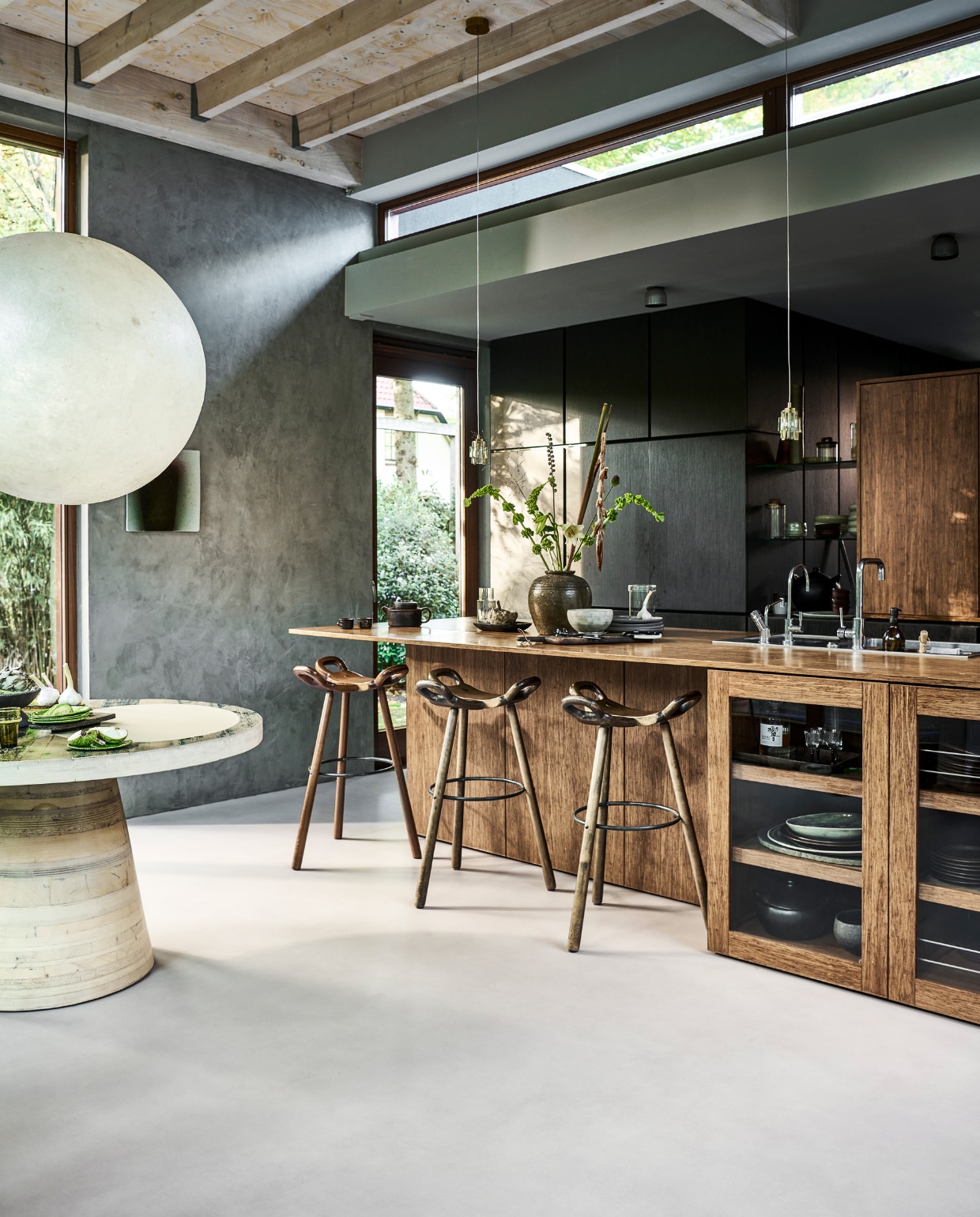 Novilon vloer uit vtwonen collectie Kiezel, per m² € 35,65. M.m.v. interiorcowboys.com (eettafel, kunst, keramieken dienblad, aardewerken etagère, groen glas, groene borden, theepot met kopjes, houten snijplank, vaas, zwarte pannen), zarahome.com (glazen karaf, grijze kom, zwart bestek, glazen voorraadpot, voorraadpotten met houten deksel), hm.com (donkergrijze borden, zwart-wit bordje). Overig privébezit. vtwonen 13-2022 | productie Tanja Saarberg | styling Sanne Ketelaar | fotografie Sjoerd Eickmans