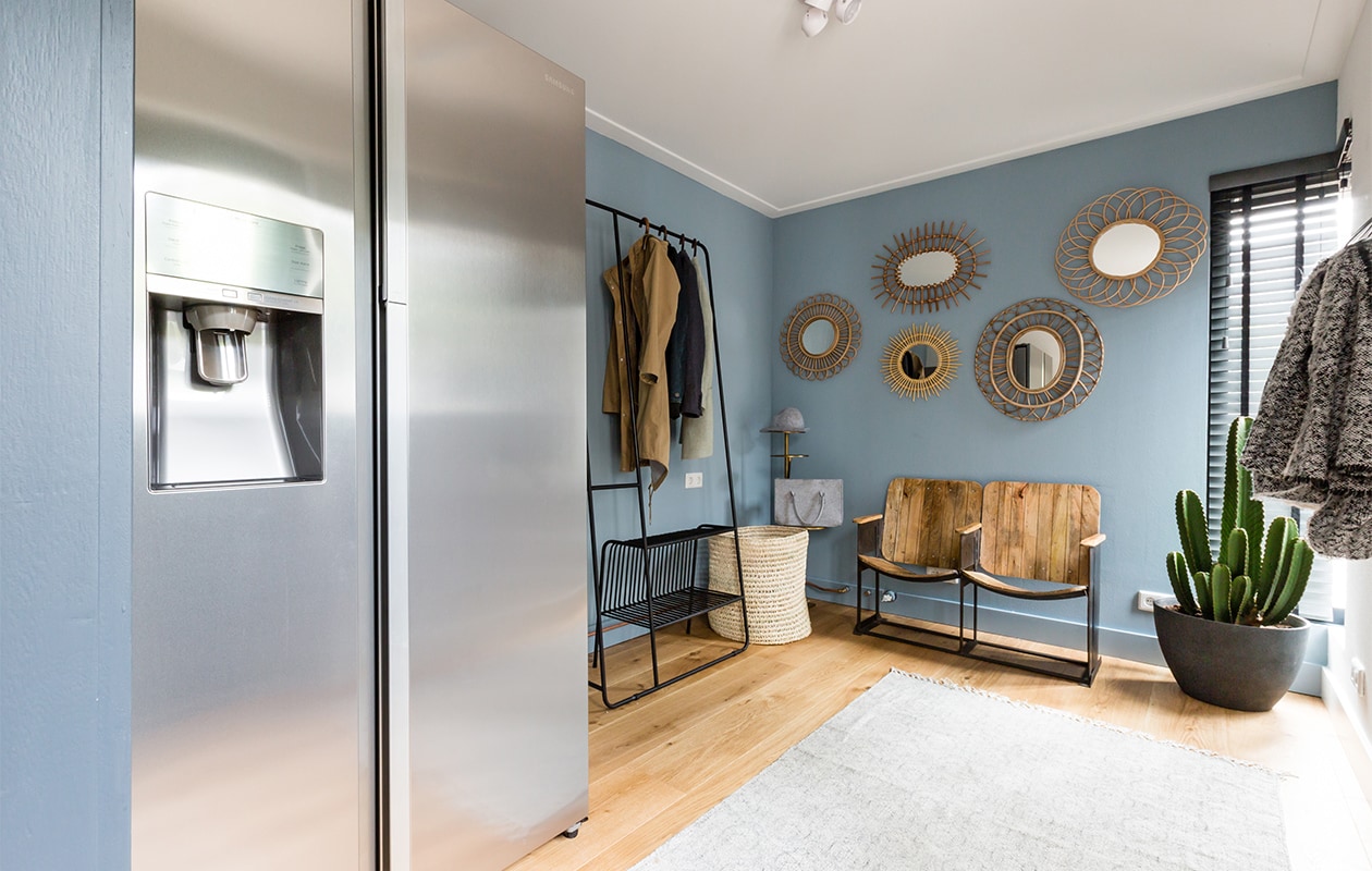 Binnendeur met glas: Weekamp Deurengeverfd met lak off black titanium mat in kleur 57 van Farrow &amp; Ball: ProCoatingsTrap ‘Blue Ice’: UpstairsVloer ‘Groningen’: Hollandsche VloerenJaloeziën in kleur ‘Clay’: JASNOKleur op de wand – Veveo Collix AC Plus, kleur wit: ProCoatingsKleur op de wand – Veveo Collix AC Plus, kleur Denim Blue: ProCoatingsKoelkast ‘Foodshowcase’: SamsungKledingrek: Woonboulevard Poortvliet XXLMand: vtwonen.nlBijzettafel: Woonboulevard Poortvliet XXLTas en hoed: privébezitBankje: Woonboulevard Poortvliet XXL(niet meer leverbaar)Spiegel – rond: vtwonen.nlSpiegel – ovaal: vtwonen.nlSpiegel – rond: vtwonen.nlSpiegel – ovaal: vtwonen.nlSpiegel – rond: vtwonen.nlBloempot: Tuincentrum Overvechtmet cactus ‘Euphorbia Ingens’: Scheepstra BloemenKapstok van vilt: Dock FourSpiegel – goud: vtwonen.nlVloerkleed: vtwonen.nl JA | vtwonen verbouwen of verhuizen | Schagen | styling Frans Uyterlinde | fotografie Barbara Kieboom