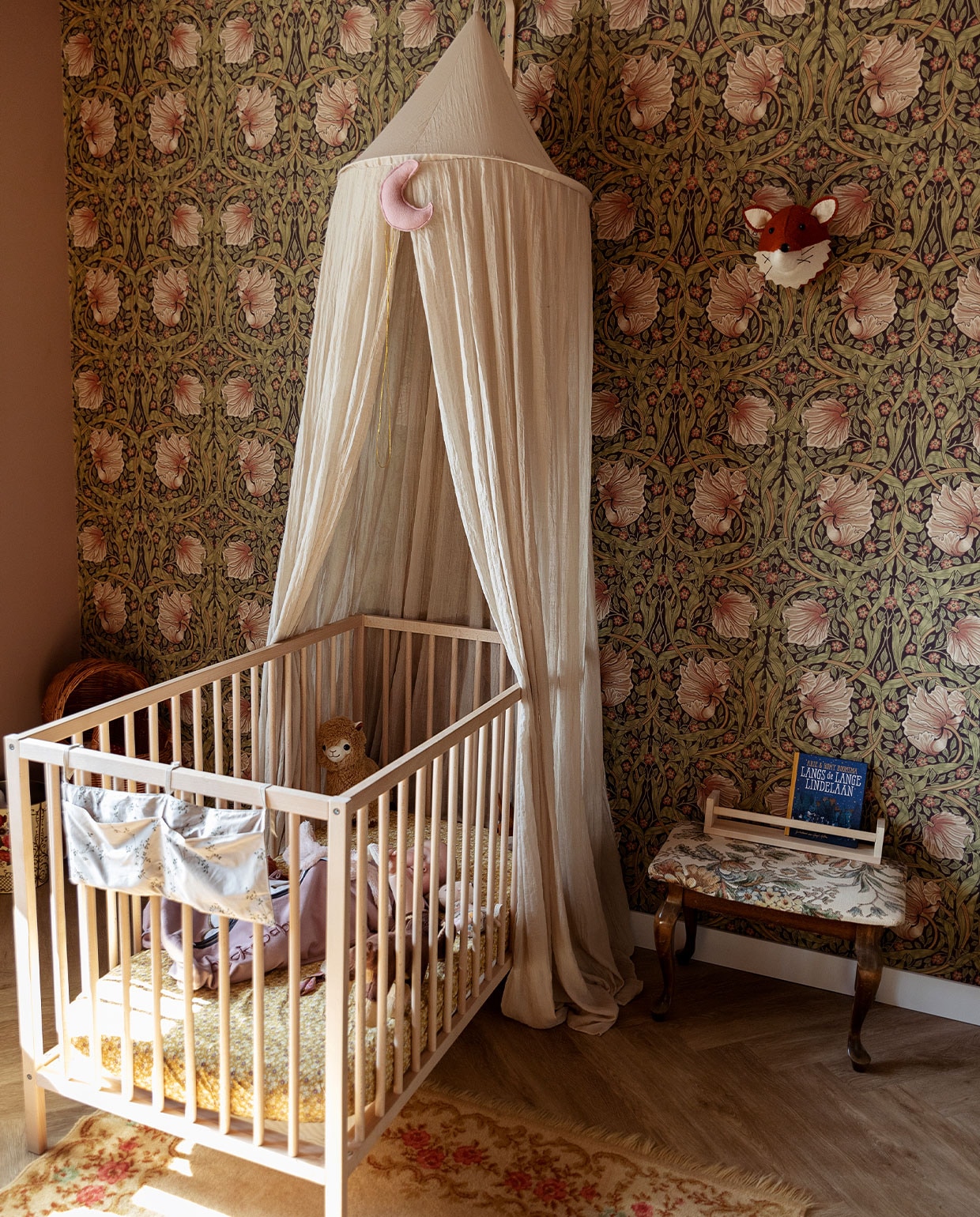 Bed Ikea. Klamboe Jollein via Studio Jules. Behang Morris &amp; Co. Kleed Marktplaats. Kruk kringloop. Houder Ikea. Vos aan wand Fiona Walker England. vtwonen 10-2021 | Styling Ilona Jongepier | Fotografie Dana van Leeuwen