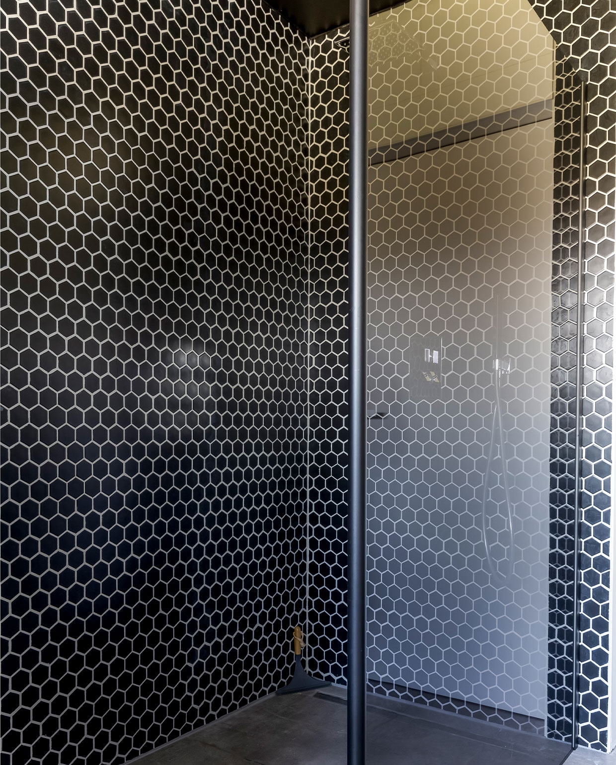 Douchewand Sanidump. Hexagonaal mozaïek Eurostone. vtwonen 5-2022 | styling Niki Vanhoof | fotografie Henny van Belkom