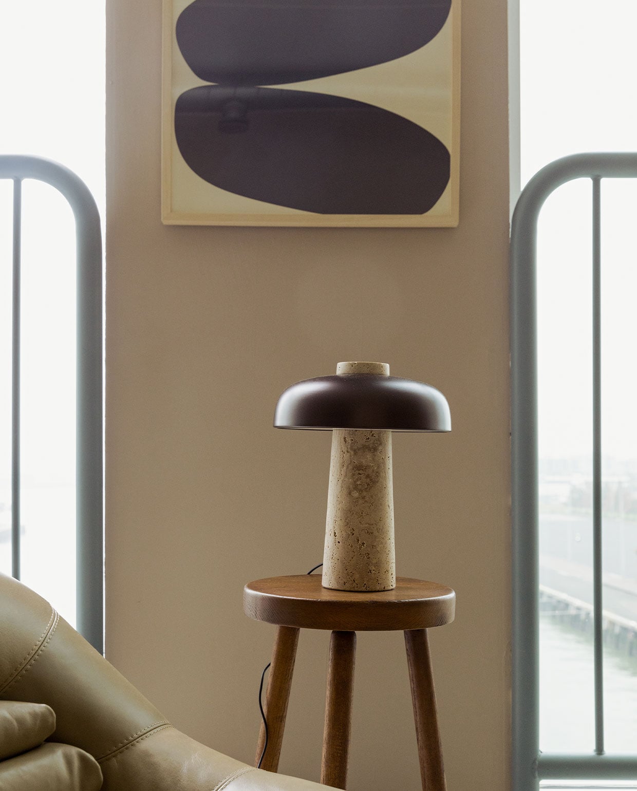 Print Nina Bruun voor Paper Collective, tafellamp Reverse van Menu, vintage 60’s kruk en fauteuil Fundamente, matte muurverf (IG KH M-066) Histor. JA | vtwonen 5-2022 | styling Ilona Jongepier | fotografie Dana van Leeuwen | tekst Judith Bakkers