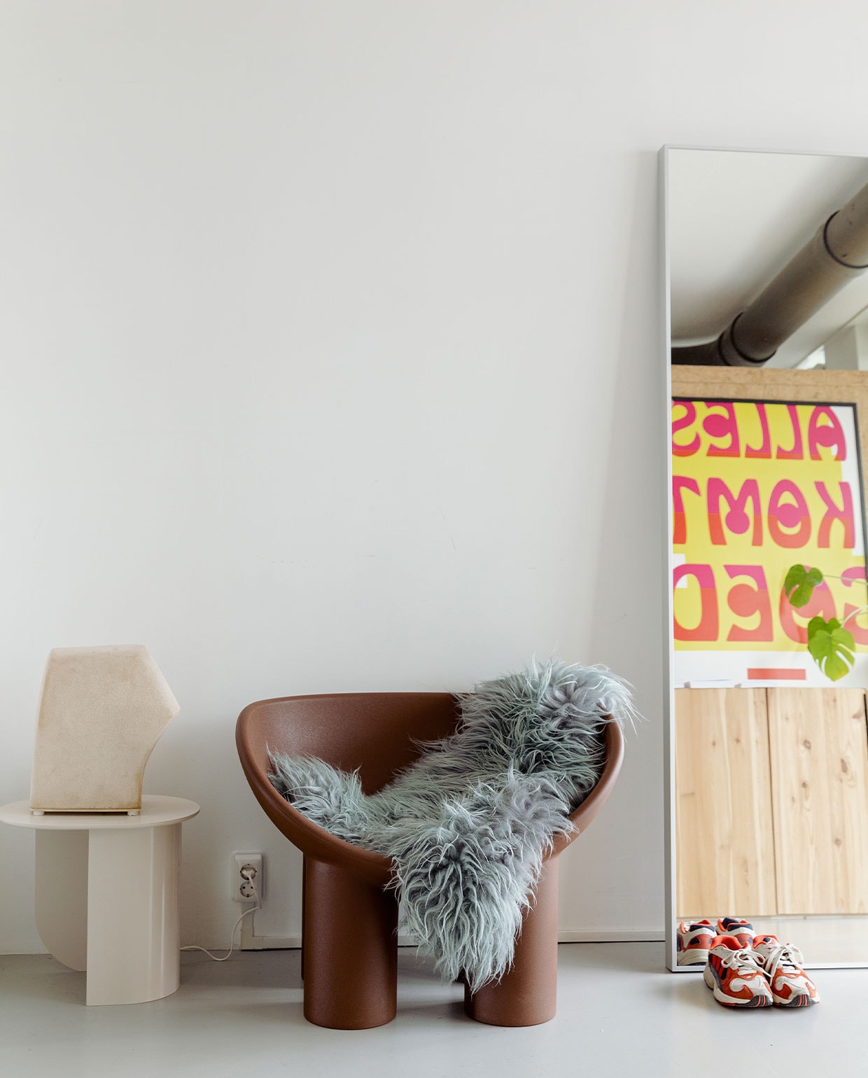 Bijzettafel Fest, lamp Fundamente, fauteuil Roly Poly van Casa Gitane, schapenvacht Marktplaats. Spiegel Ikea, schoenen Adidas. vtwonen 5-2022 | styling Ilona Jongepier | fotografie Dana van Leeuwen | tekst Judith Bakkers