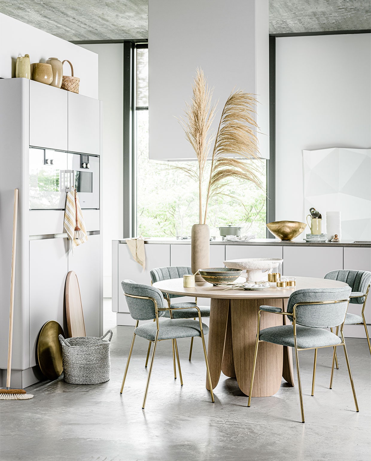 Stoelen Jolien, 49x56x79 cm (bxdxh), per stuk € 169,- (whatiship.nl). Ronde eettafel Peyote, 140×74,5 cm (Øxh) € 1599,- (bolia.com). Pluimen, prijs op aanvraag (greenlifestylestore.nl). Vaas op tafel € 40,- (loods5.nl). Groene serveerkom Pure L van Serax, Ø 32 cm € 79,- (bijenkorf.nl). Witte schaal € 139,-, glazen met gouden rand, per stuk € 17,50,-, glazen kan met gouden rand € 29,-, zilveren lepels in gele kan, per stuk € 29,- (serax.com). Groen met wit gevlekt bord klein € 15,-, groot € 19,- (hayonlinewinkel.com). Keuken Contour met keukeneiland vanaf € 27.500,- (pietboon.com). Geel bakje met lepel € 25,-, gele kan op aanrecht en keukenkast € 55,- (fermliving.com). Grote gouden schaal € 484,- (homestede.nl). Bezem € 48,50, afwasborstel € 20,50, stoffer € 31,- (pantoufle-design.nl). Groene kookpan Surface van Serax, 3 l € 145,-, houten serveerplank Timber van Salt &amp; Pepper, 80×25 cm € 52,99, gele gastendoek op keukeneiland Giant van Hay € 15,- (vtwonen.nl). Zilveren mand € 27,95 (loods5.nl). Geel met wit gestreepte theedoek, set van 3 € 7,99, gele vazen op keukenkast per stuk € 14,99 € 14,99 (hm.com). Mand op keukenkast € 4,99 (sostrenegrene.com). Overig privébezit. vtwonen 10-2020 | styling Liza Wassenaar | fotografie Sjoerd Eickmans