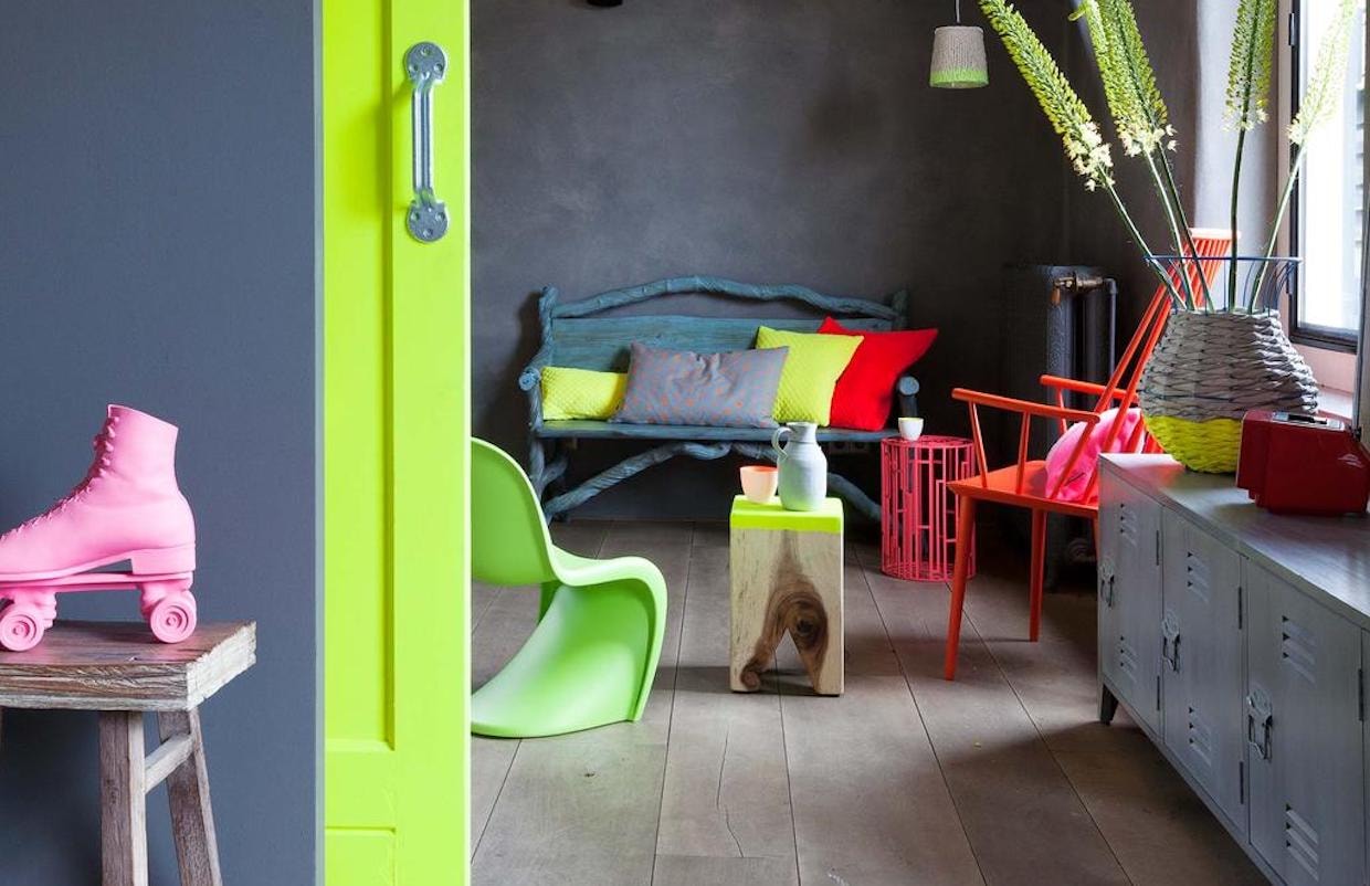 Eettafel eigen ontwerp van Willem. Perzisch kleed Marktplaats. Stoelen Panton Chairs van Vitra. Bamboe hanglamp Orient Living. Vazen en kandelaars HKliving. Zwarte vlinderstoelen vintage. vtwonen 07-2013 | styling Frans Uyterlinde | fotografie Jansje Klazinga