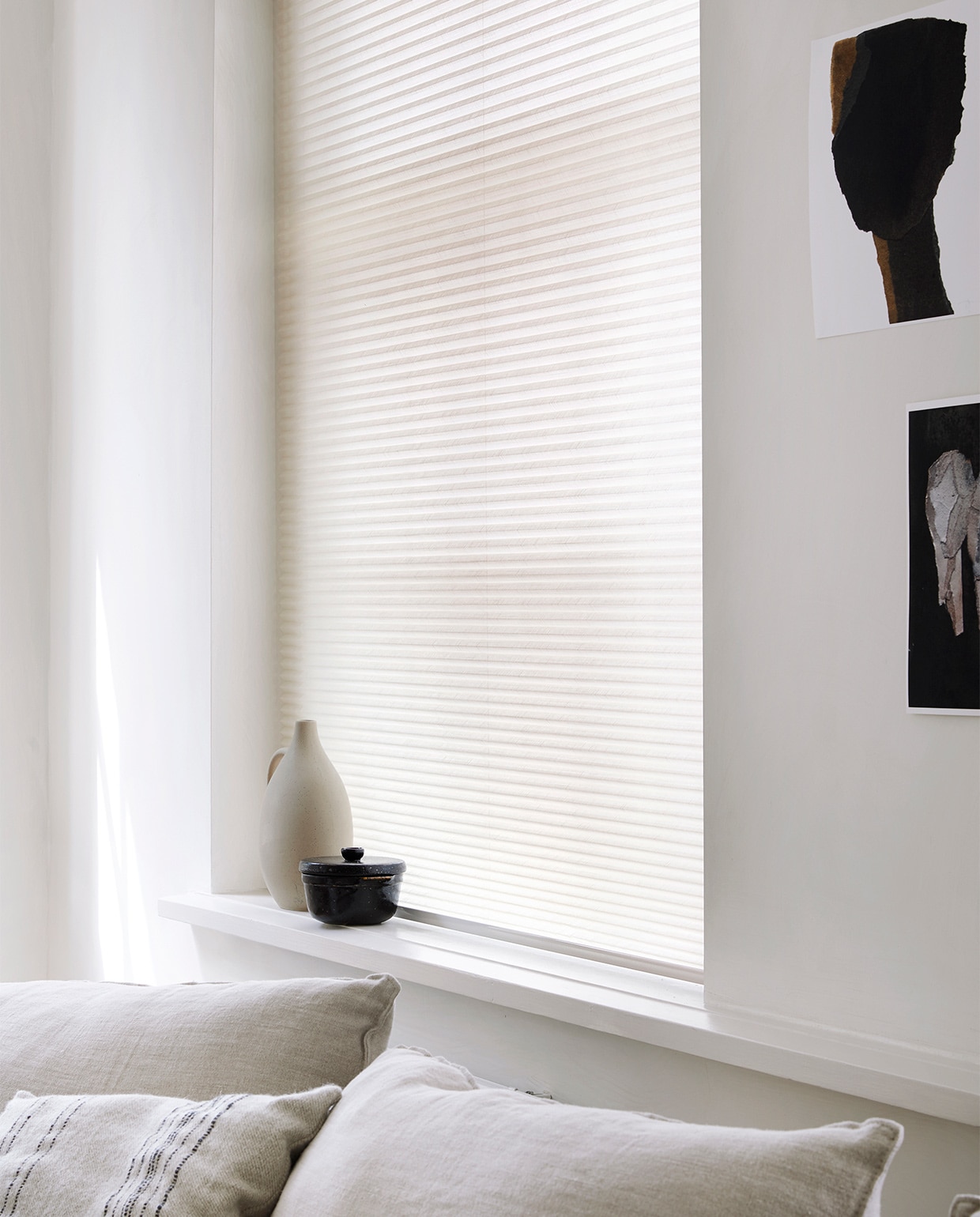 Lichtdoorlatend plisségordijn op maat in kleur Linnenbeige (18074). vtwonen 09-2021 | productie Tanja Saarberg | styling Kim van Rossenberg | fotografie Peggy Janssen
