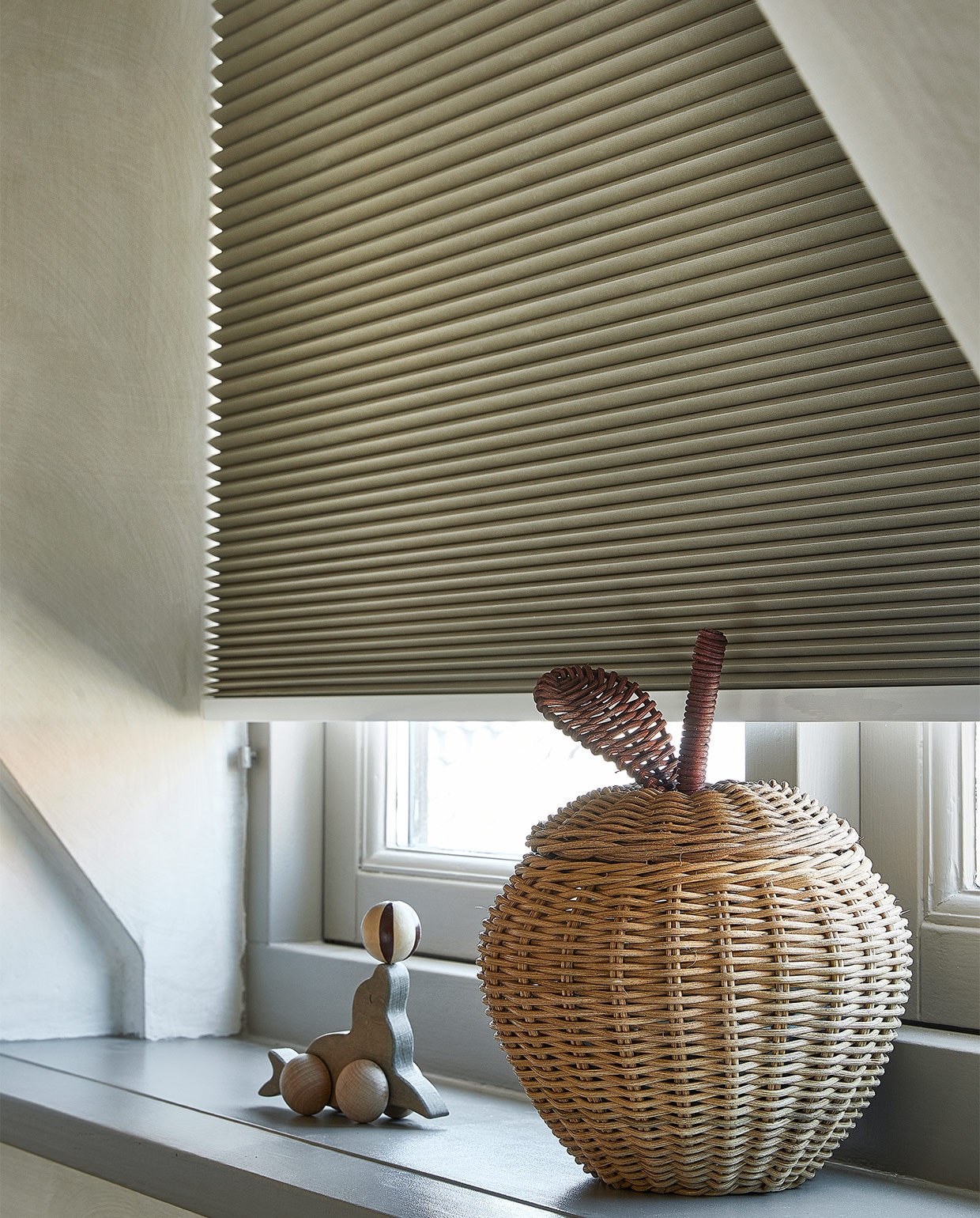 Verduisterend plisségordijn op maat in kleur Donkerbeige (18070). vtwonen 09-2021 | productie Tanja Saarberg | styling Kim van Rossenberg | fotografie Peggy Janssen