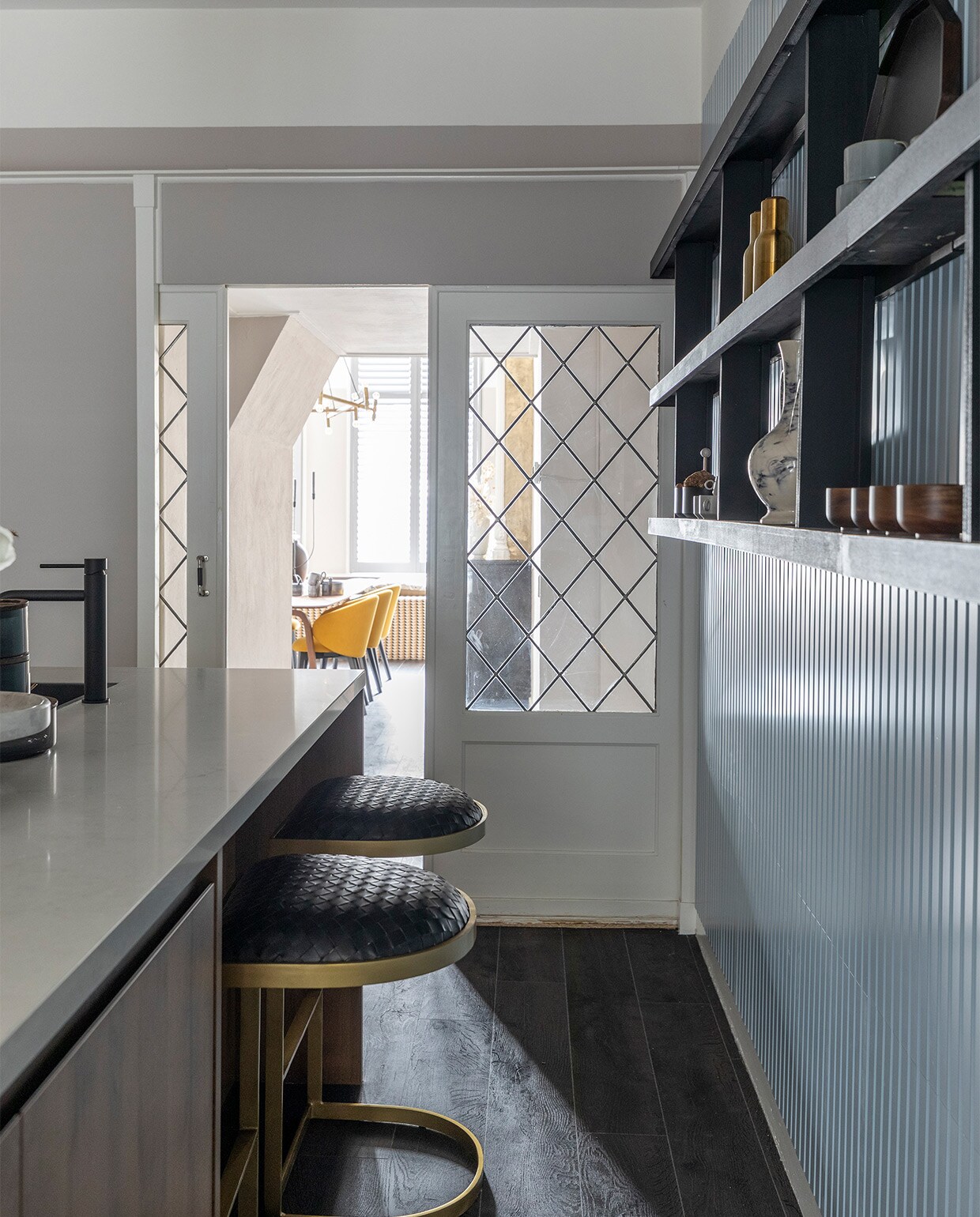 Keuken, privé-aankoop. Moduleo PVC-vloer Country Oak nr 54991,  Wanden in keuken in kleur Urban Taupe, wandpanelen in kleur Midden Marmer, . Barkruk, , JA | vtwonen weer verliefd op je huis | seizoen 15, aflevering 12 | styling Liza Wassenaar | fotografie Margriet Hoekstra
