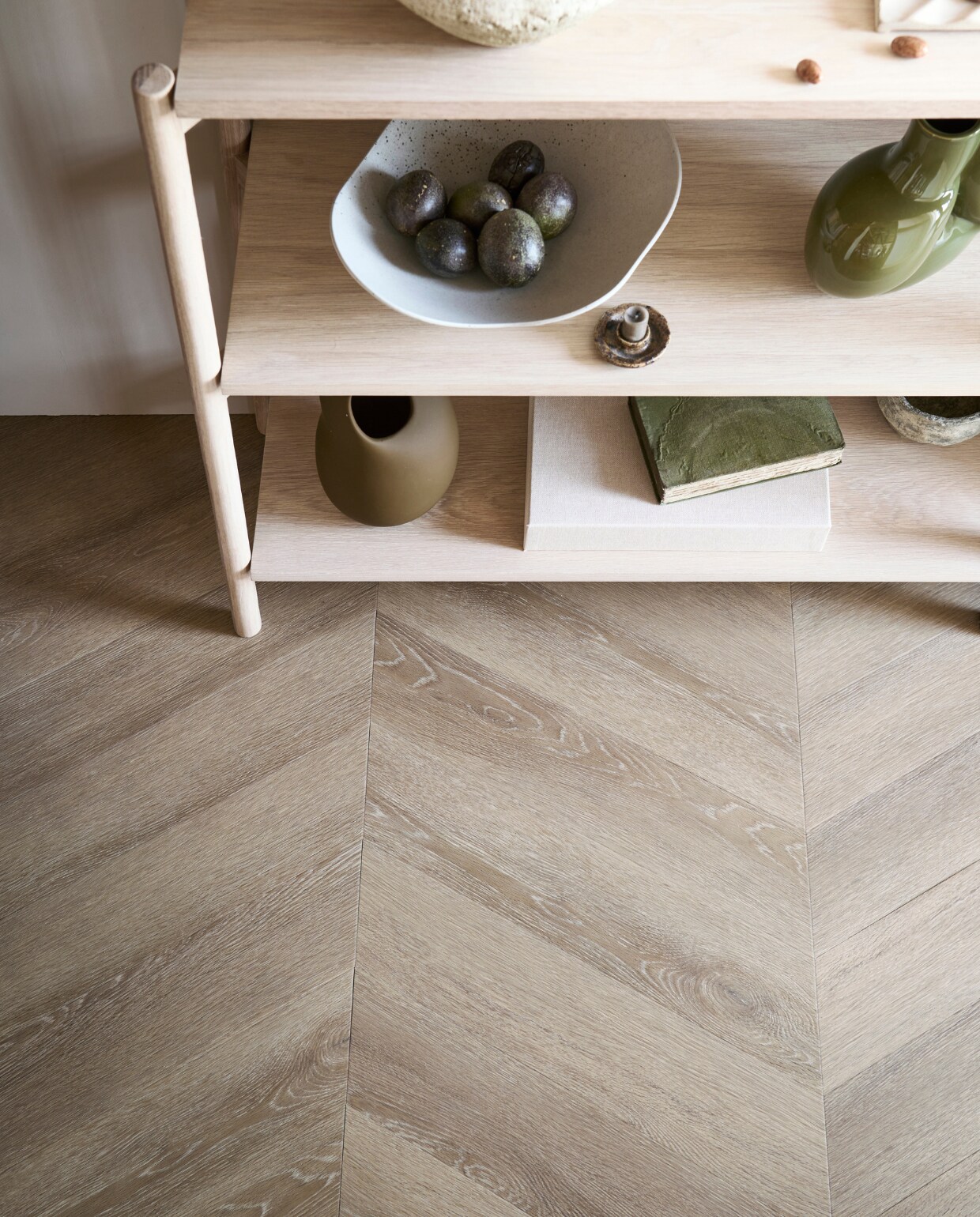 pvc-vloer Noble, kleur Sun Kissed, 53,8×11,7 cm, dryback per m² € 48,95 (alleen verkrijgbaar als dryback) vtwonen 10-2022 | productie Tanja Saarberg  | styling Sanne Ketelaar | fotografie Sjoerd Eickmans