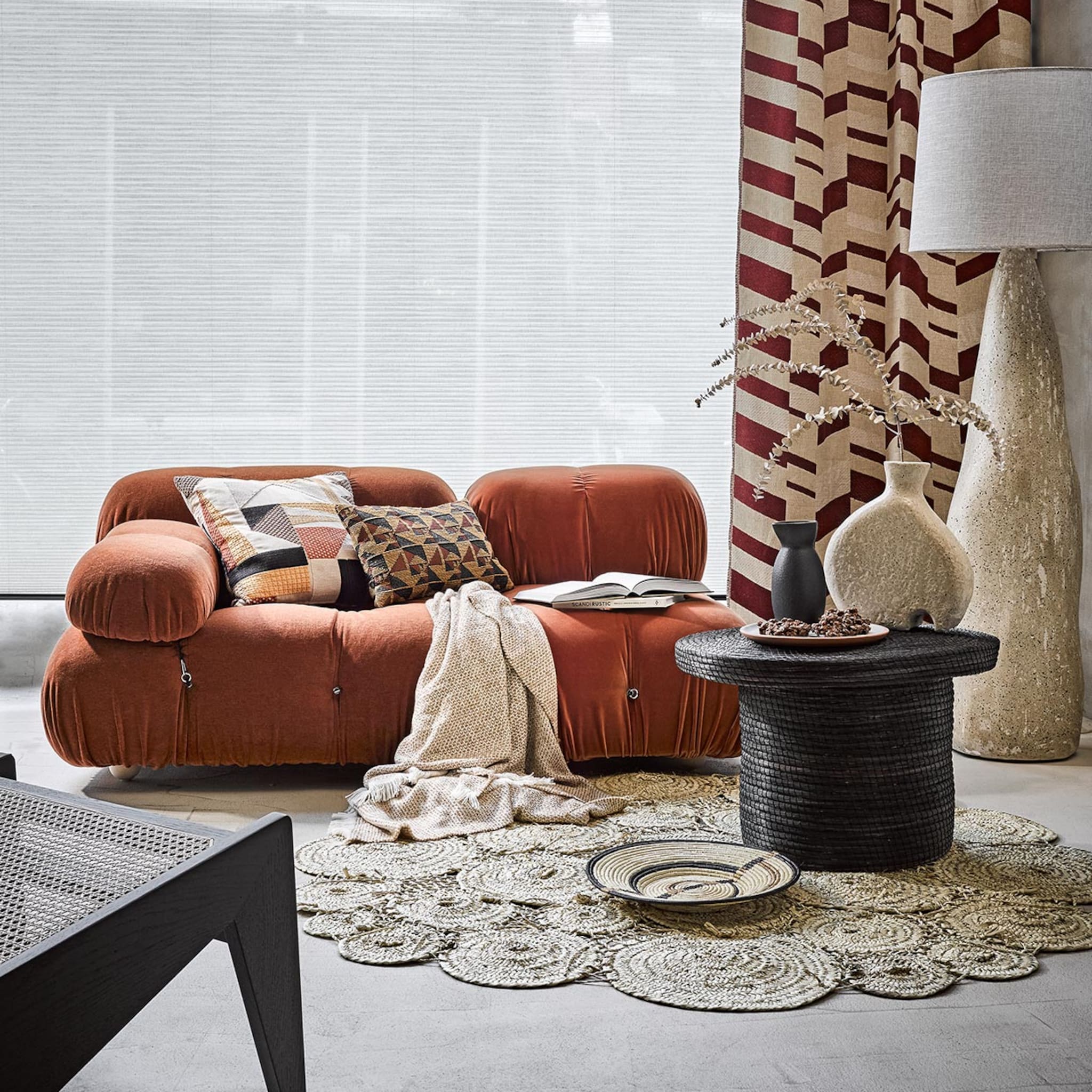 raamdecoratie in de woonkamer geeft sfeer warmte en privacy