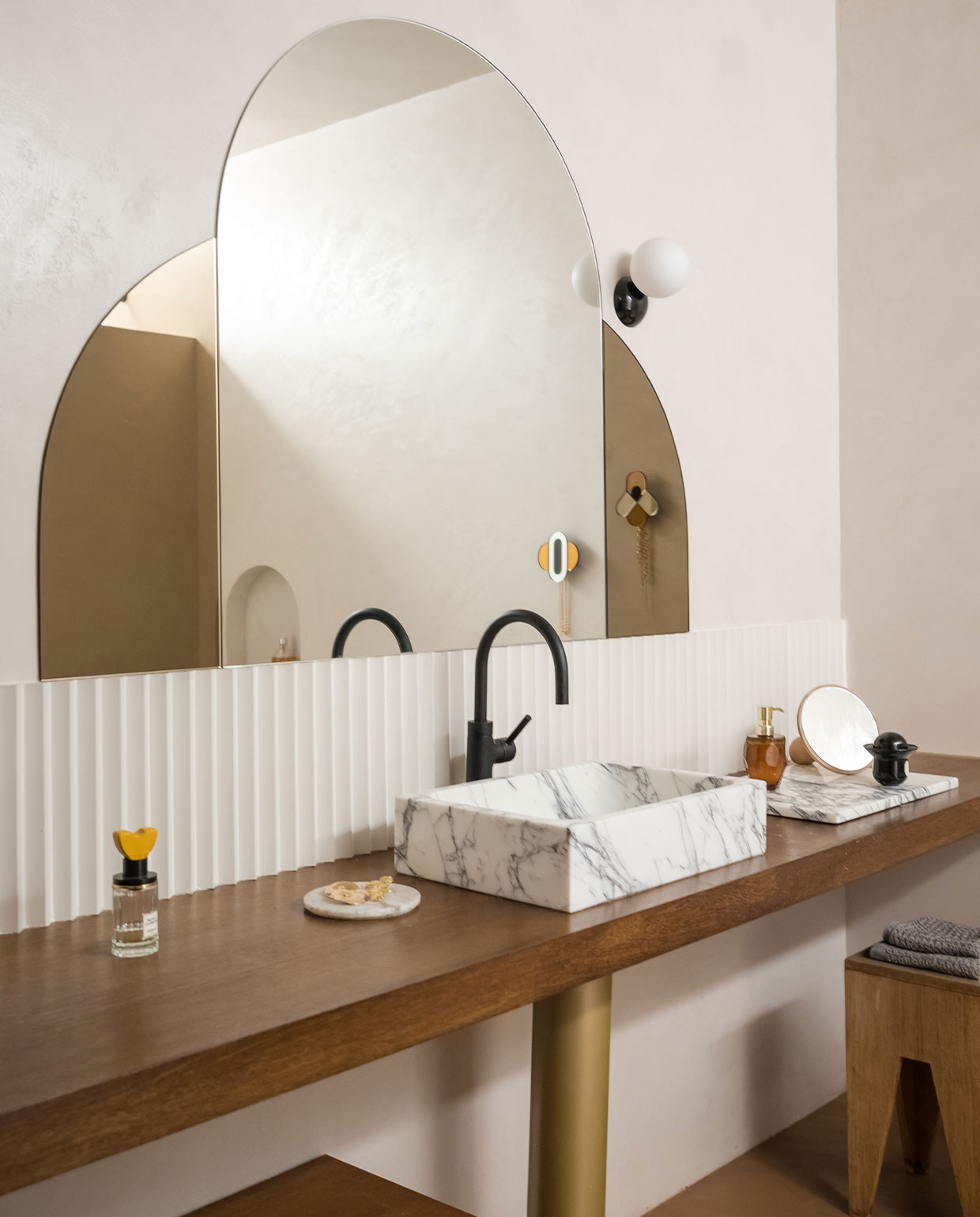 Wasbak en plateautjes uitgevoerd door steenhouwer, eiken wastafel door timmerman. Kranen Zucchetti. Wandlamp Made. Spiegel, sieradenhaak Bisou Bijou, huisparfum, geurkaars Margaux Keller. Overig onbekend. vtwonen 01-2022 | Productie en tekst AC Scoffoni | Styling Marie-Maud Levron | Fotografie Cécile Perrinet-Lhermitte | Tekstbewerking Monique van der Pauw