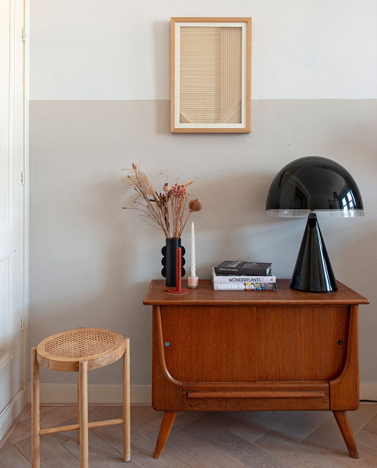 Schilderij en kruk HKliving, vintage mid-century kast Sprinkelhop, vintage designlamp Baobab van iGuzzini is een kringloopvondst, zwart vaasje H&amp;M Home. Overig onbekend. vtwonen DIY special 4 | styling Jeske Weel | fotografie Caroline Coehorst | tekst Chris Muyres