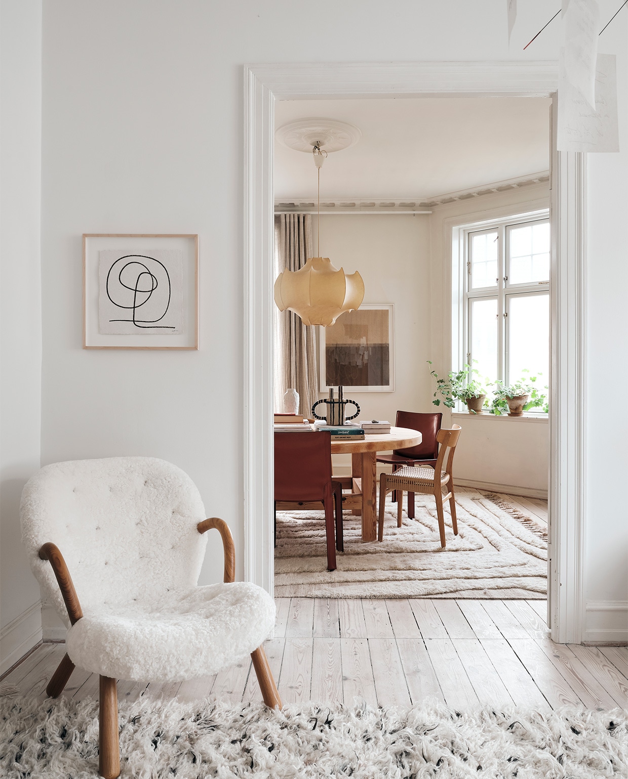 Kleed Cappelen Dimyr, Arctander Chair van Paustian, kunstwerk Josephine Aune, lamp Ingo Maurer. vtwonen binnenkijken special 2021 | productie Living Inside | fotografie Christoffer Regild
