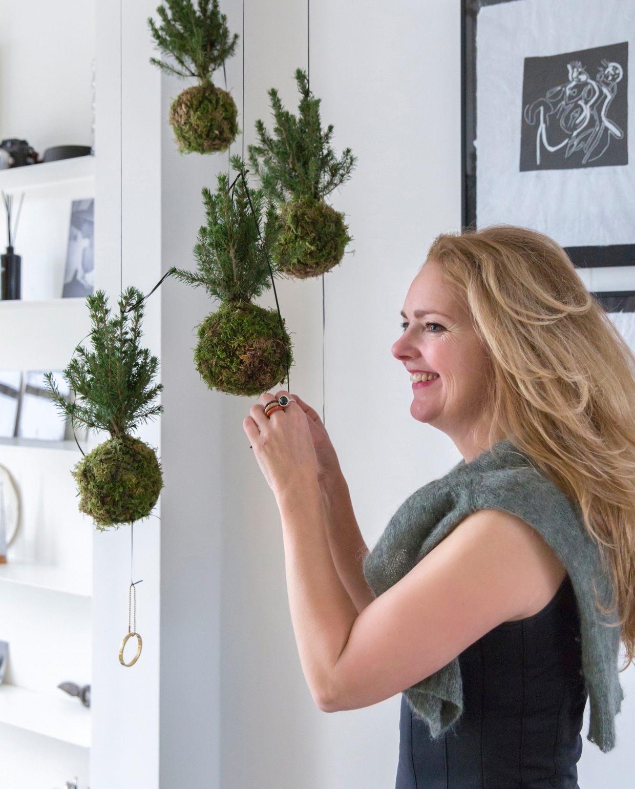 Mobile met kokedama’s BoulevardB, zwarte lijst ’t Kwassie, kunst Frenk van Heeswijk. vtwonen 13-2022 | styling Barbara Natzijl | fotografie Margriet Hoekstra | tekst Sunna Borghuis