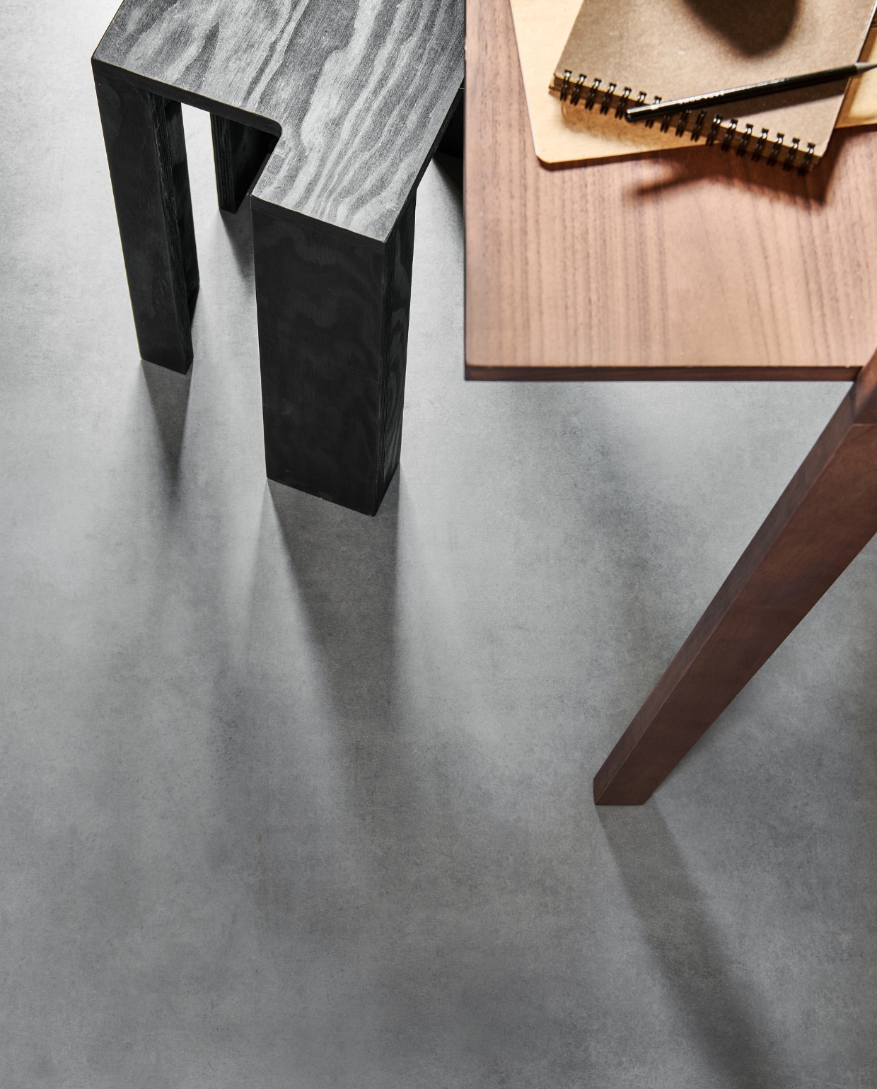 Novilon vloer Basalt, per m² € 35,65.M.m.v. zuiver.com (houten bureau), bramvanderbeke.com (kruk). Overig privébezit. vtwonen 13-2022 | productie Tanja Saarberg | styling Sanne Ketelaar | fotografie Sjoerd Eickmans