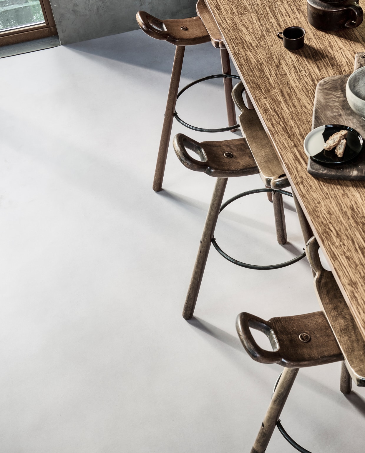 Novilon vloer Kiezel, per m² € 35,65.M.m.v. interiorcowboys.com (theepot met kopje, houten snijplank), zarahome.com (grijze kom), hm.com (zwart-wit bord). Overig privébezit. vtwonen 13-2022 | productie Tanja Saarberg | styling Sanne Ketelaar | fotografie Sjoerd Eickmans