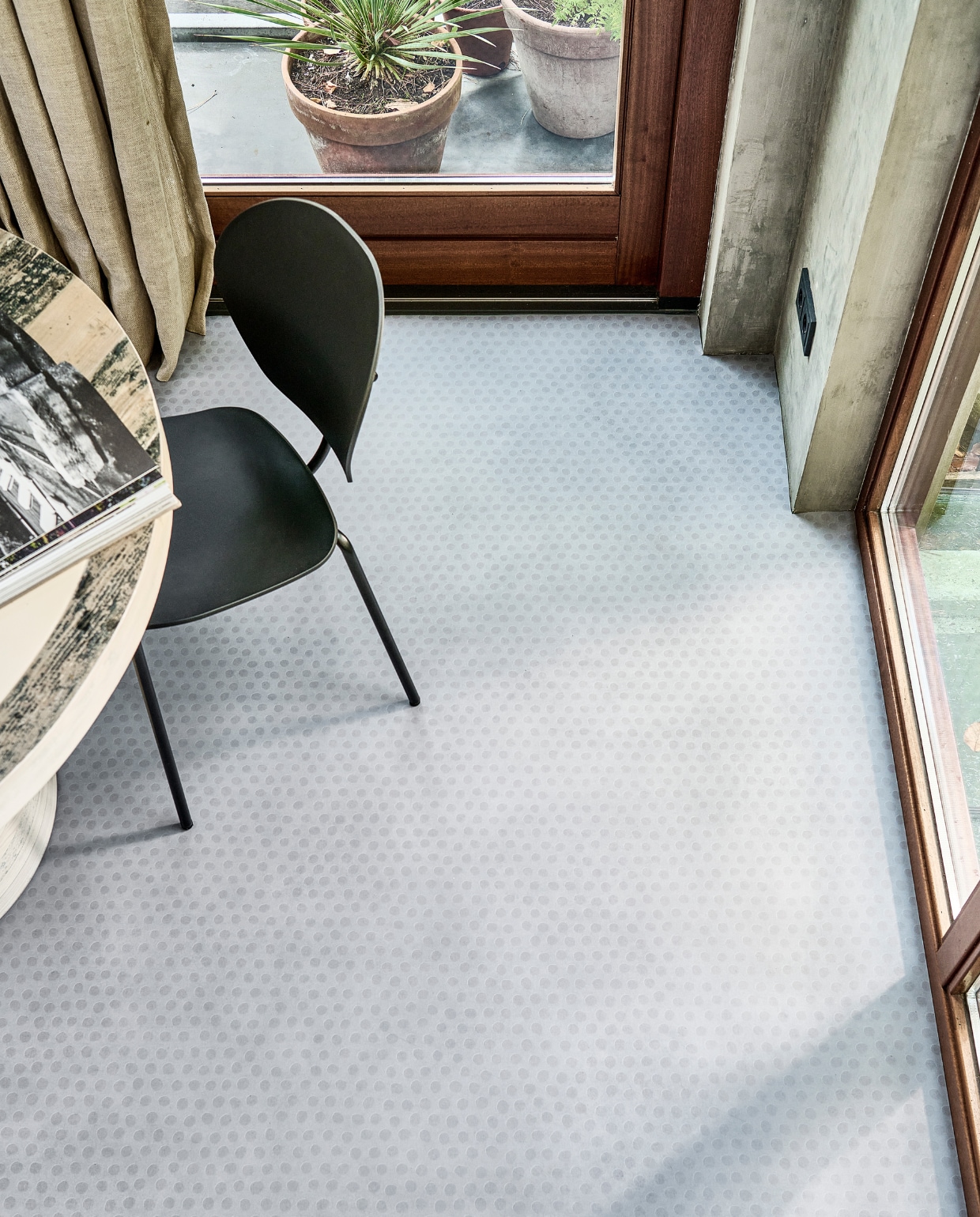 Novilon vloer Stip, per m² € 35,65.M.m.v. interiorcowboys.com (tafel). Overig privébezit. vtwonen 13-2022 | productie Tanja Saarberg | styling Sanne Ketelaar | fotografie Sjoerd Eickmans
