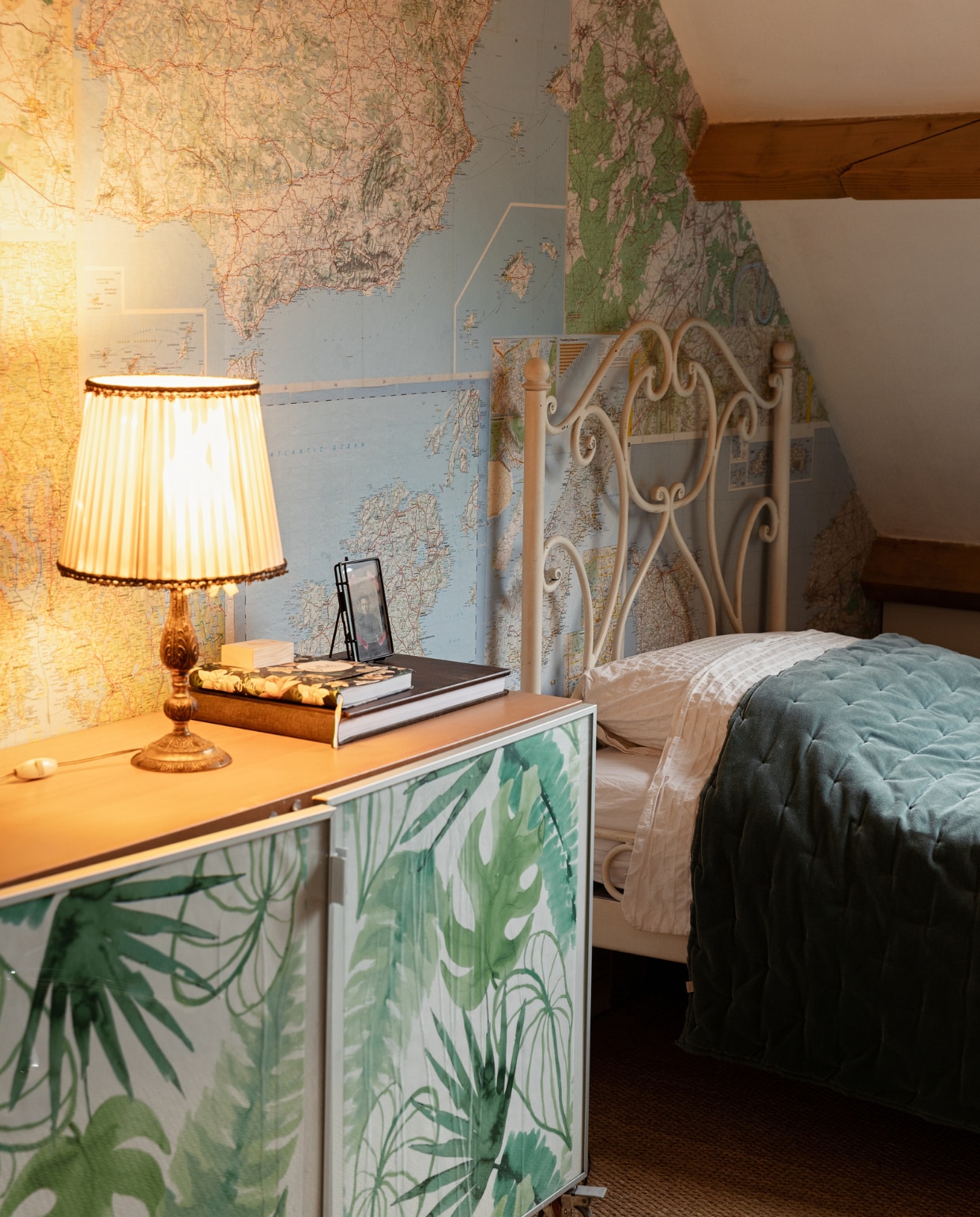 Landkaartenbehang zelfgemaakt. Bed en lamp vintage. Dekbedovertrek Ikea. Sprei Walra. Kast Ikea, beplakt met behang Karwei. vtwonen 13-2022 | styling Ilona Jongepier | fotografie Dana van Leeuwen