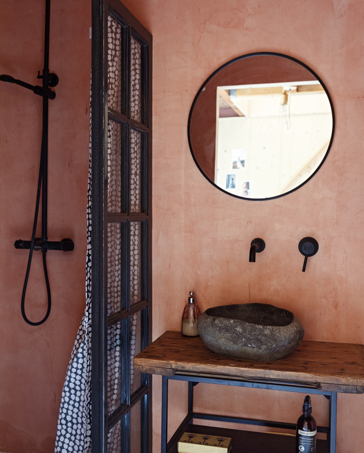 Wastafel zelfgemaakt. Wasbak lokale badkamerdealer. Spiegel en zeeppompje Ikea. Douchegordijn Hema. Oud raam uit schuur. Wand afgewerkt met beton ciré. Overig onbekend. vtwonen 13-2022 | styling Ilona Jongepier | fotografie Dana van Leeuwen
