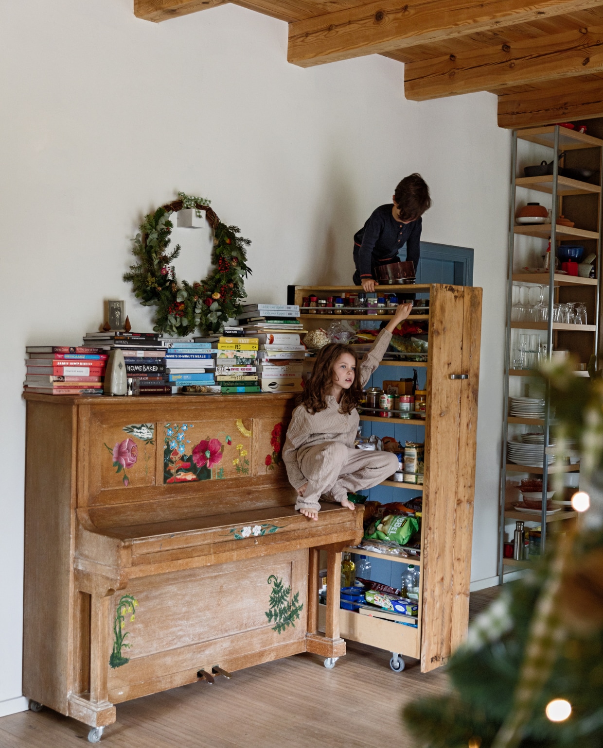 Piano tweedehands. Krans Blomsterkrans. Apothekerskast zelf gemaakt. Stellingkast Moduloo. vtwonen 13-2022 | styling Ilona Jongepier | fotografie Dana van Leeuwen