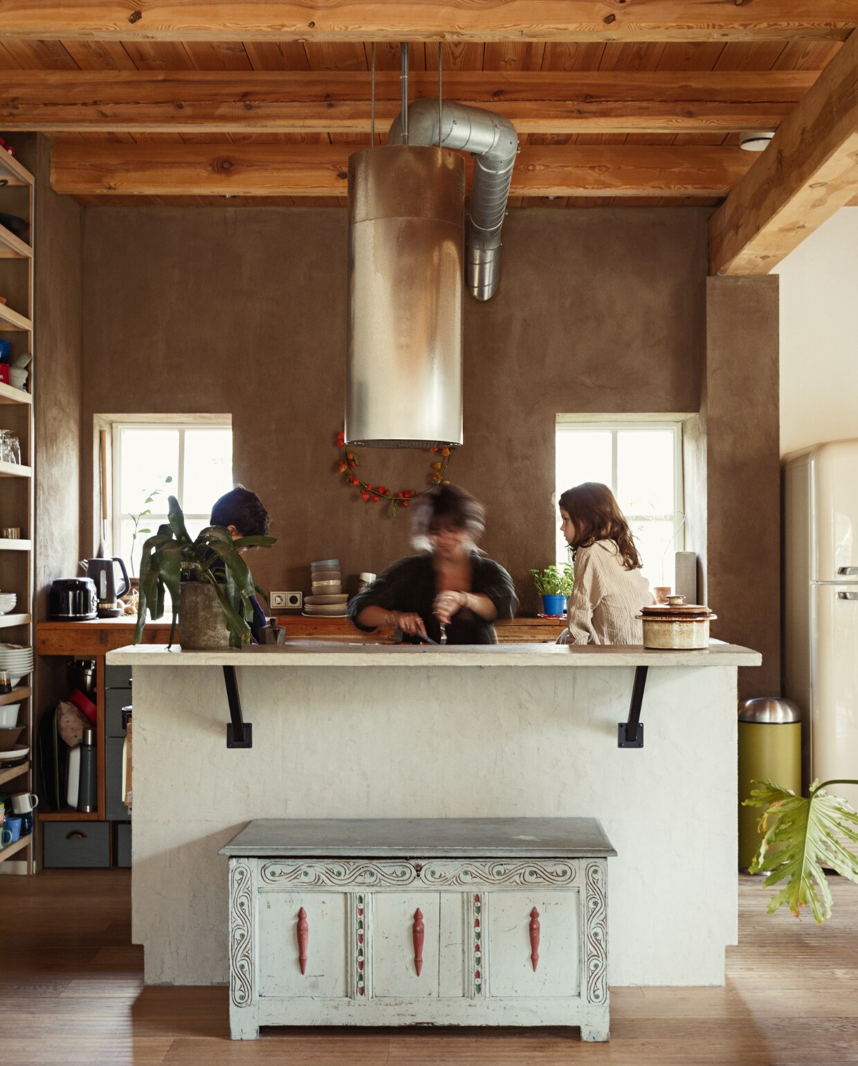 Kist Marktplaats, zelf geschilderd. Keuken getimmerd door vorige eigenaren, afgewerkt met betonstuc. Kast Moduloo. Koelkast Smeg. Afzuigkamp Solitaire. Muur geverfd met leemverf van Tierrafino. Overig onbekend. vtwonen 13-2022 | styling Ilona Jongepier | fotografie Dana van Leeuwen