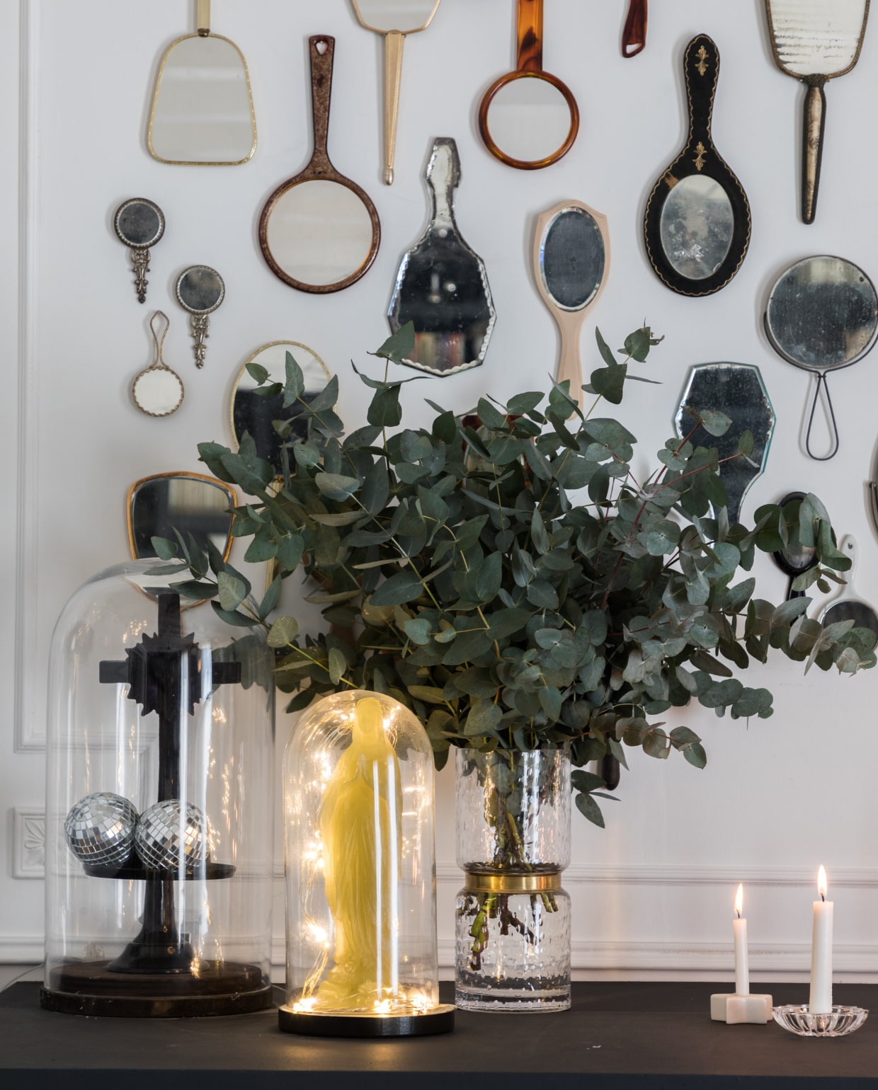 Handspiegels rommelmarkt, servies Astier de Villatte. Vergelijkbare items: bank De Kofferzolder, karaf Serax, stolp Mica Decorations, glazen Westwing. Overig vintage. vt 13 2022 | styling Marie-Maud Levron | fotografie CÉcile Perrinet-Lhermitte