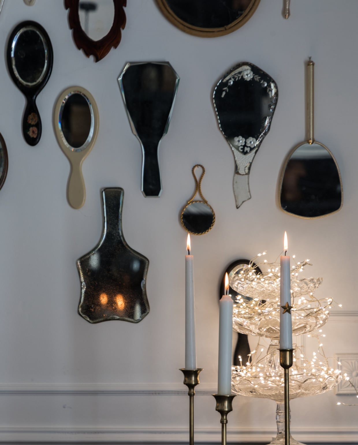 Handspiegels rommelmarkt, servies Astier de Villatte. Vergelijkbare items: bank De Kofferzolder, karaf Serax, stolp Mica Decorations, glazen Westwing. Overig vintage. vt 13 2022 | styling Marie-Maud Levron | fotografie CÉcile Perrinet-Lhermitte