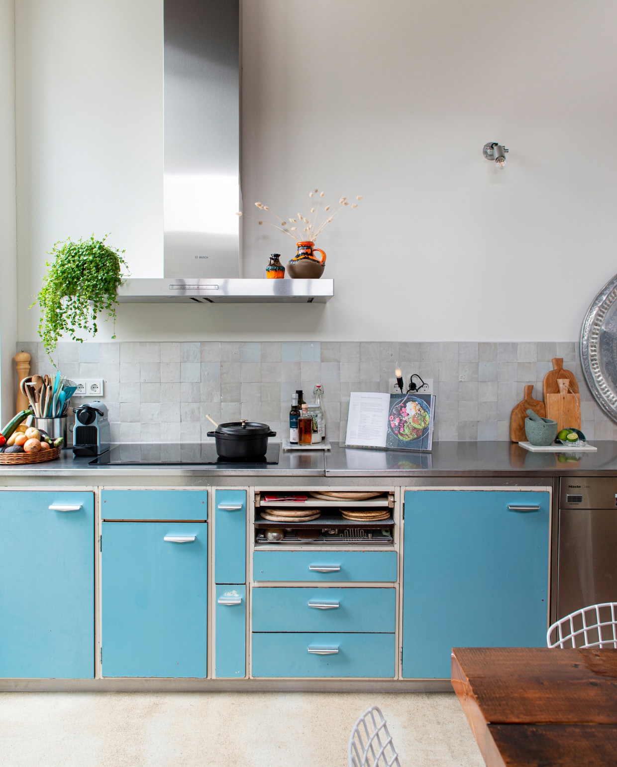 Piet Zwart-keuken voor Bruynzeel, tegels Zelliges via designtegels.nl, metalen schaal meegenomen uit Marrakesh, vintage vazen via Sprinkel + Hop, kookpot La Cocotte Staub, afzuigkap Bosch. vtwonen 10-2022 | Productie De Binnenkijkers | Styling Jeske Weel | Fotografie Caroline Coehorst | Tekst Chris Muyres