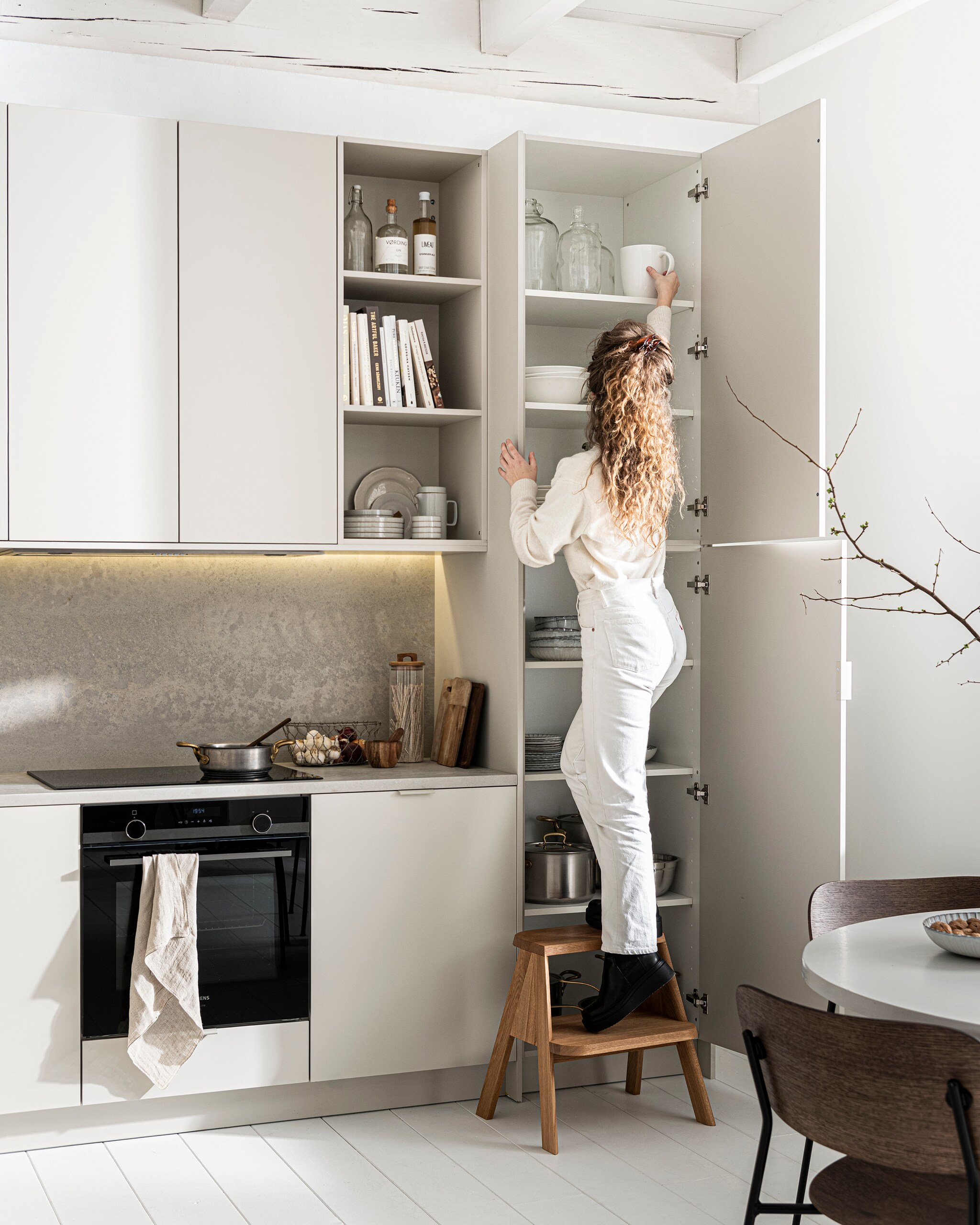 Keuken Greige € 24950,-.­ Vloer marmoleum in kleur Mergel per m2 € 50,40. Muurverf kleur Soil 1 liter € 20,99. Alles vtwonen collectie. M.m.v. menuspace.com (eetkamerstoel Co Chair). Overig privébezit.