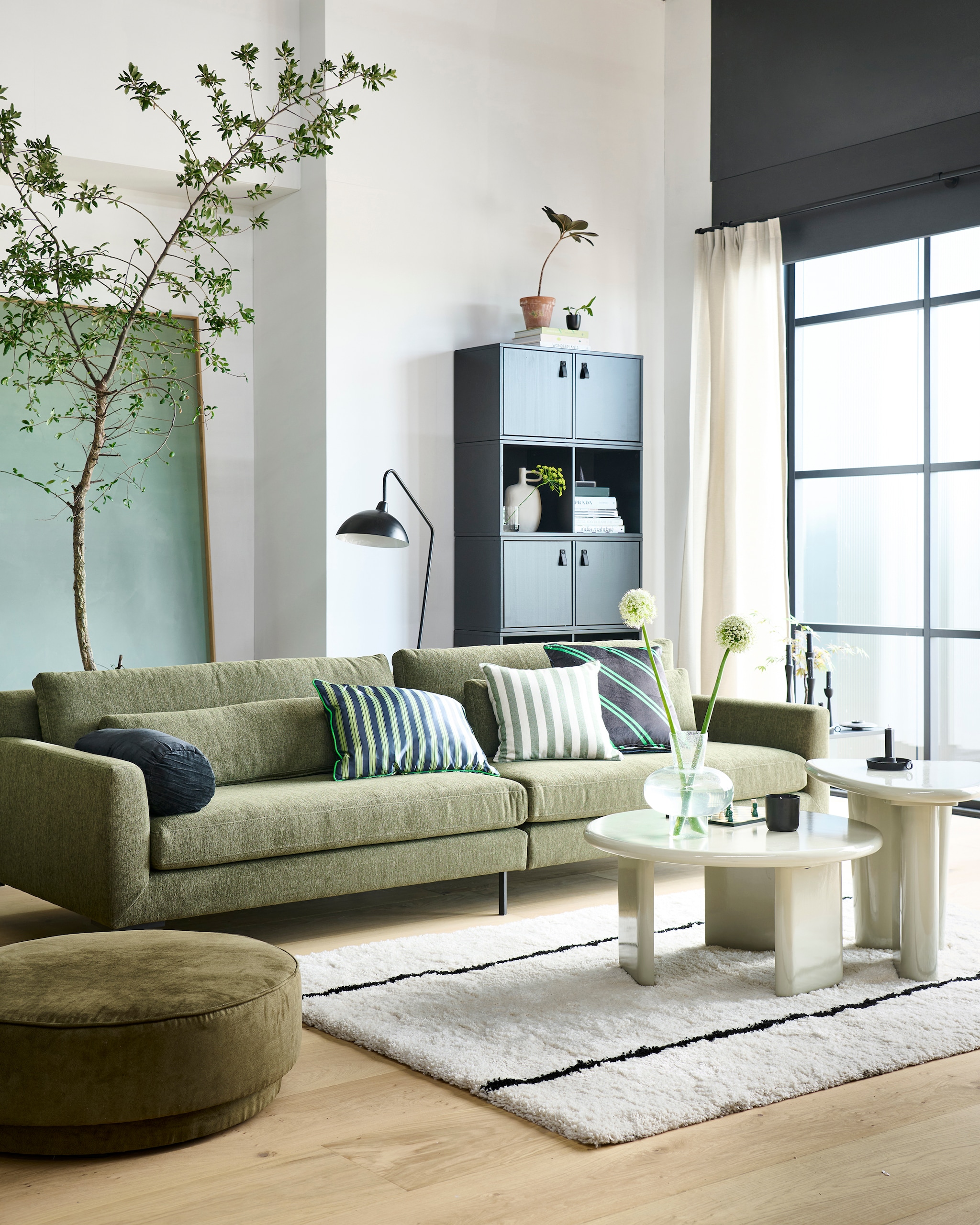 Vloer Parket XL Eiken naturel geolied per m2 € 94,95. Vloerkleed Black Stripes vanaf € 179. Fauteuil Lofty in lichtgrijs € 279,-. Salontafel Beach Small vanaf € 319,-. 4-zits bank Hang Out in stof nr. 162 € 1189,- . Kussens vanaf € 39,95. Vloerlamp Orion zwart € 147,50. Kast Lower Case in zwart, samen te stellen met losse ­onderdelen vanaf € 119,-. Kasten Basic (beschikbaar vanaf januari 2023). Alles vtwonen collectie. M.m.v. hm.com (schaakspel).