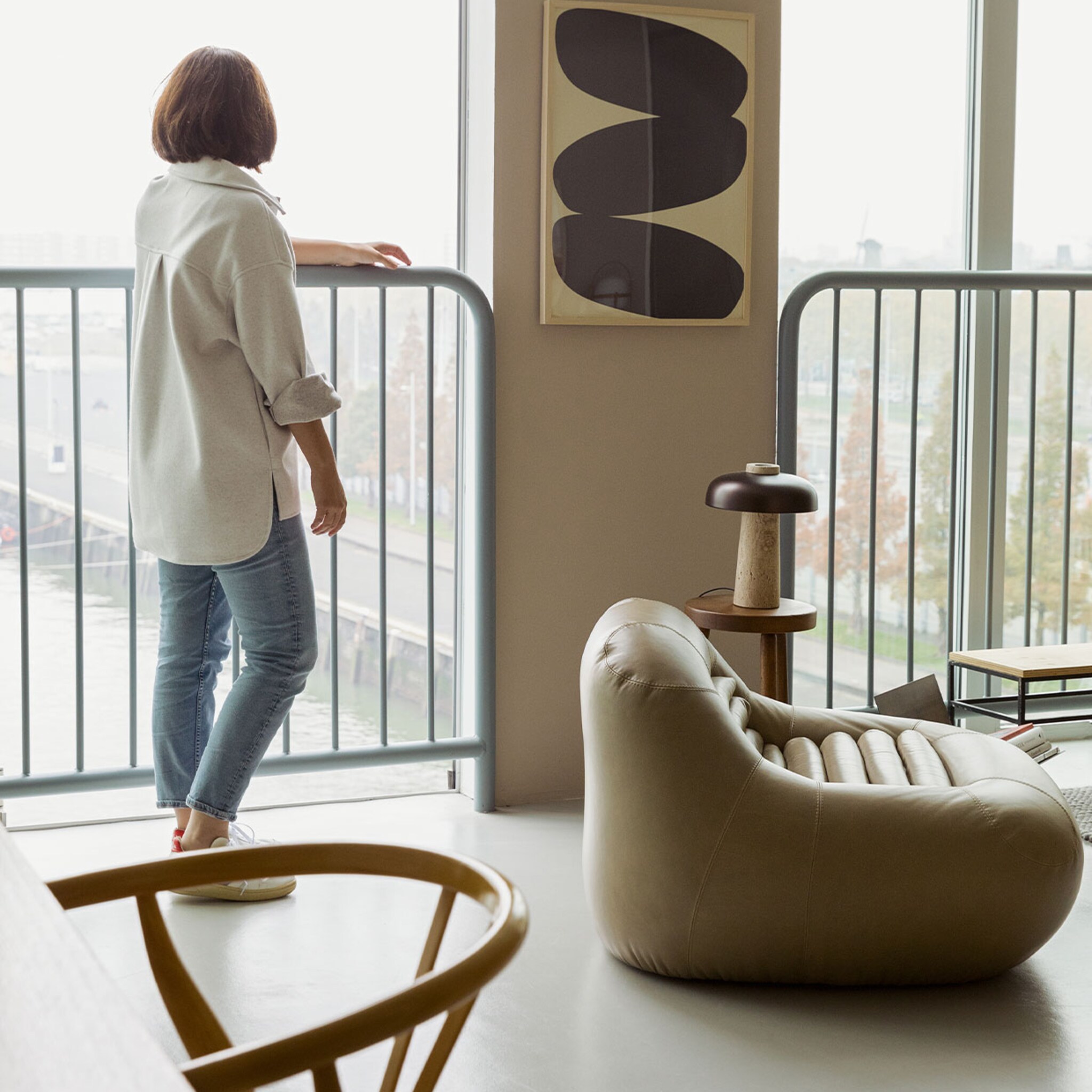 binnenkijken in rotterdamse loft met serene hotelsuite uitstraling