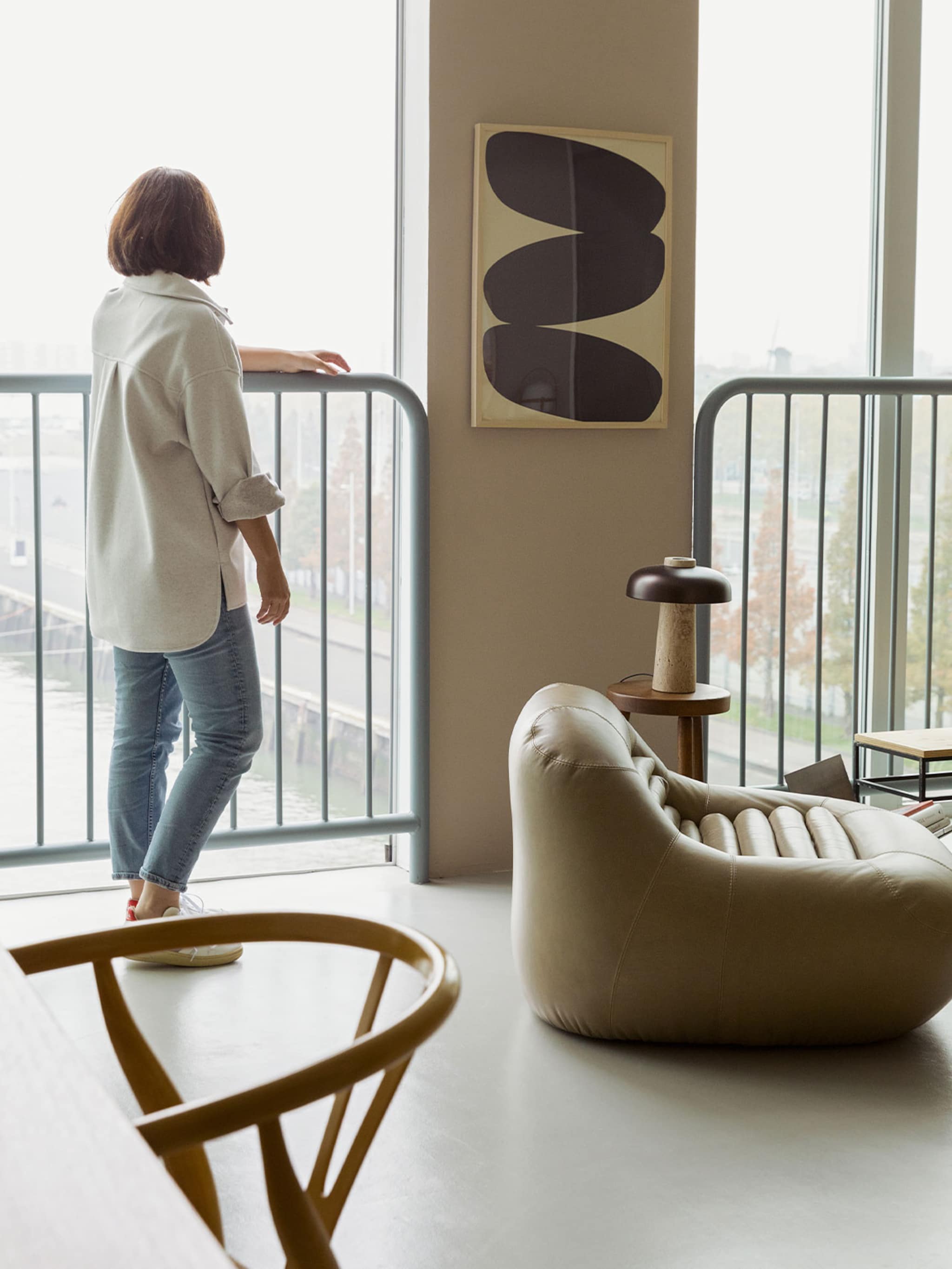 binnenkijken in rotterdamse loft met serene hotelsuite uitstraling