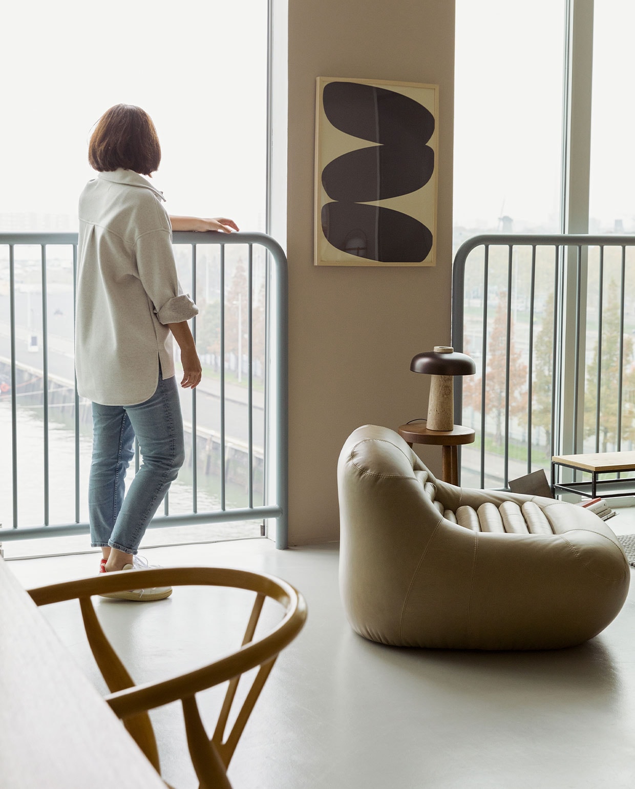 Print Nina Bruun voor Paper Collective, fauteuil en vintage 60’s kruk Fundamente, Reverse tafellamp Menu, magazine houder Monuments voor Menu, bijzettafel en stoel uit Barcelona onbekend, verf op muur Histor muurverf mat (IG KH M-066), geverfde linoleumvloer kleur betongrijs. JA | vtwonen 5-2022 | styling Ilona Jongepier | fotografie Dana van Leeuwen | tekst Judith Bakkers