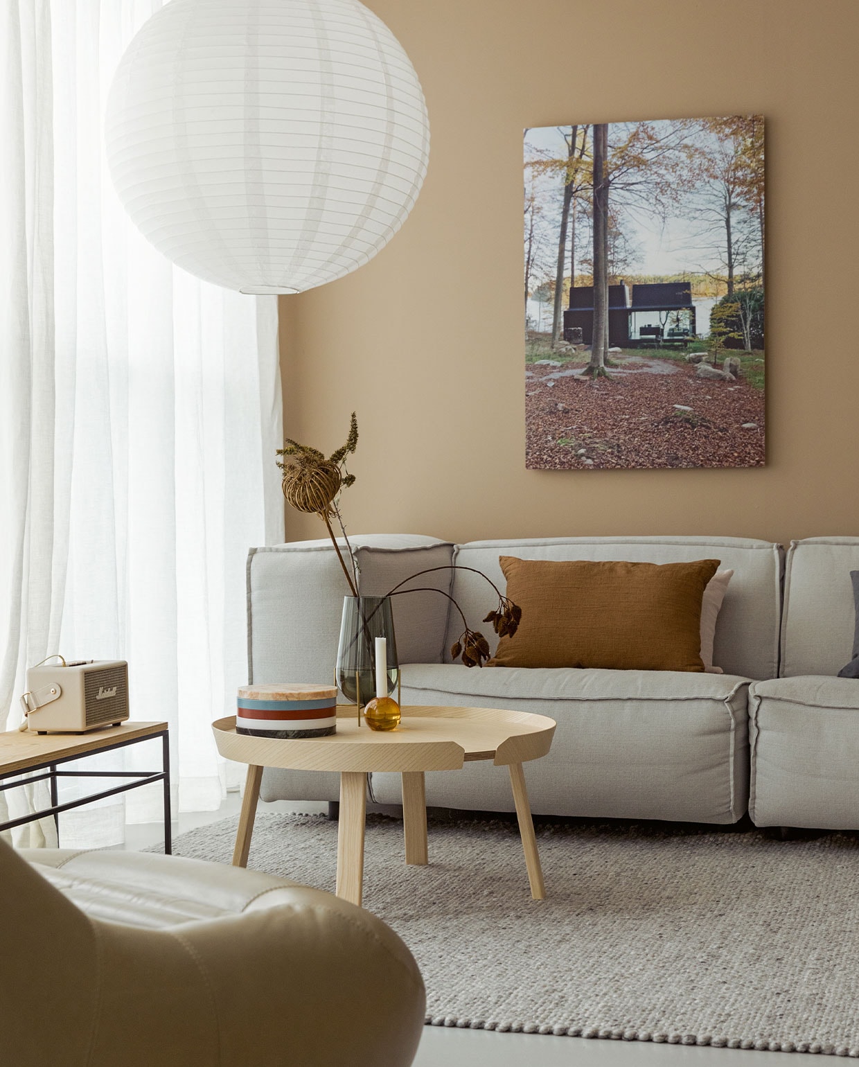 Gordijnen en kussens By Mölle, papieren bollamp Lampionwebshop, fotoprint van hotel Vipp Shelter in Zweden zelfgemaakt, bank Trendhopper, bijzettafel Muuto, foodtrays Five Circles van Muller Van Severen voor Valerie Objects, kaarsenstandaard Fest, Vaas Menu, droogbloemen Bloemetje op Tafel, kleed Karwei, radio Marshall, bijzettafel onbekend, matte muurverf (IG KH M-060) Histor. JA | vtwonen 5-2022 | styling Ilona Jongepier | fotografie Dana van Leeuwen | tekst Judith Bakkers