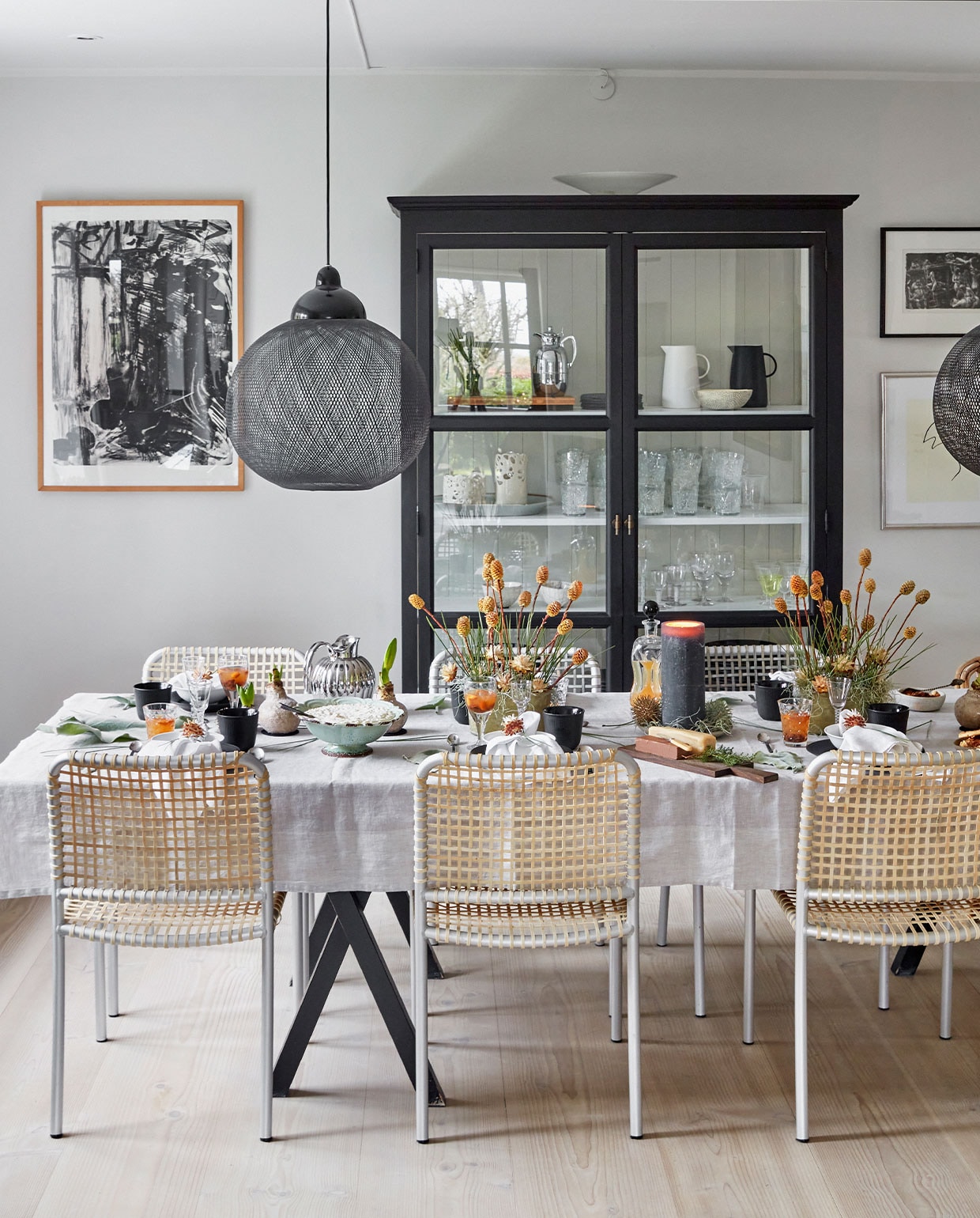 Eettafel zelfgemaakt door Henrietta. Stoelen Allu ontworpen door Paola Navone voor Gervasoni, hanglamp Non Random Light van Moooi. Tafelkleed en servetten Georg Jensen Damask. Zwart servies Royal Copenhagen. Tafeldecoratie gemaakt door Malou Karberg en Henrietta. Lithografie links van Per Kirkeby. Overig herkomst onbekend. vtwonen 12-2021 | Productie Living Inside | Fotografie Martin Sølyst