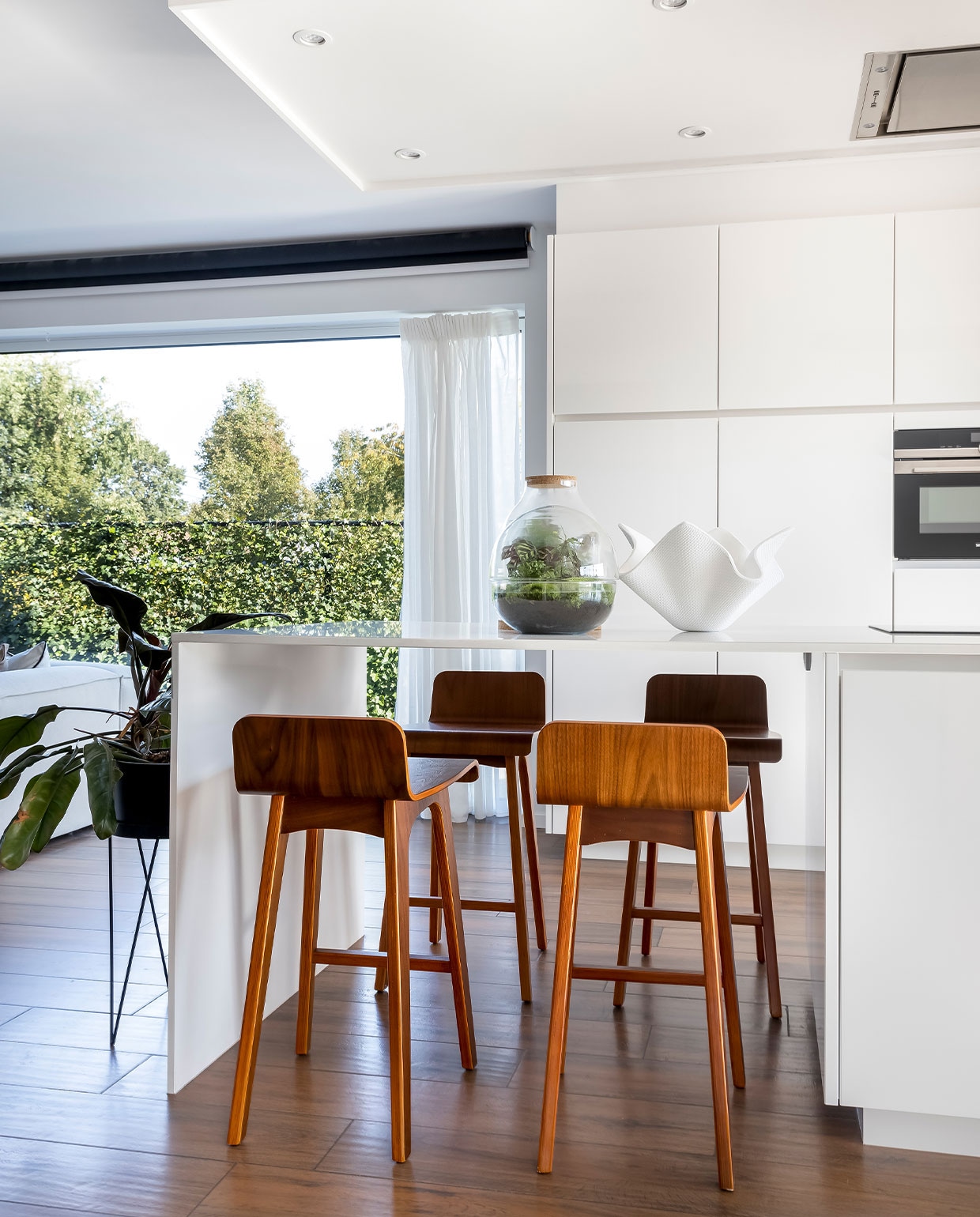 Keuken Luma, krukken Made. Plantenbak op poten Kwantum. Overig onbekend. NEE | vtwonen 5-2022 | styling Niki Vanhoof fotografie Henny van Belkom | Tekst Christine van der Hoff