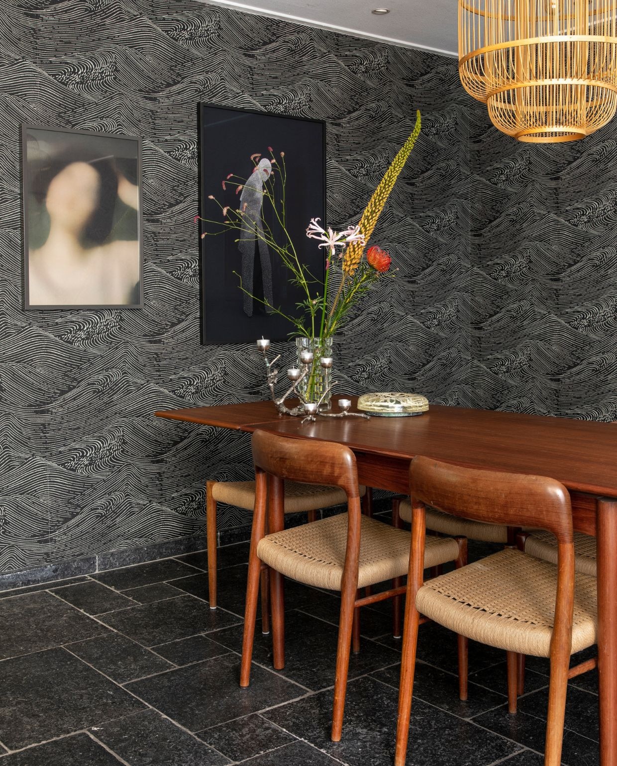 Behang Enso van Eijffinger. Eettafel en stoel vintage Niels Otto Møller. Klein onscherp kunstwerk art print van Gurilla, groot kunstwerk Studio Amber Isabel. Kandelaar Twiggy Squirrels via Pols Potten, vaas op tafel vintage, designer onbekend. Bamboe hanglamp Fine Asianliving. NEE | vtwonen 07-2022 | productie CocoFeatures | styling Brenda van Roekel - Studio Amber Isabel en Lotje Deinum | fotografie Denise Zwijnen | tekst Saskia Borst
