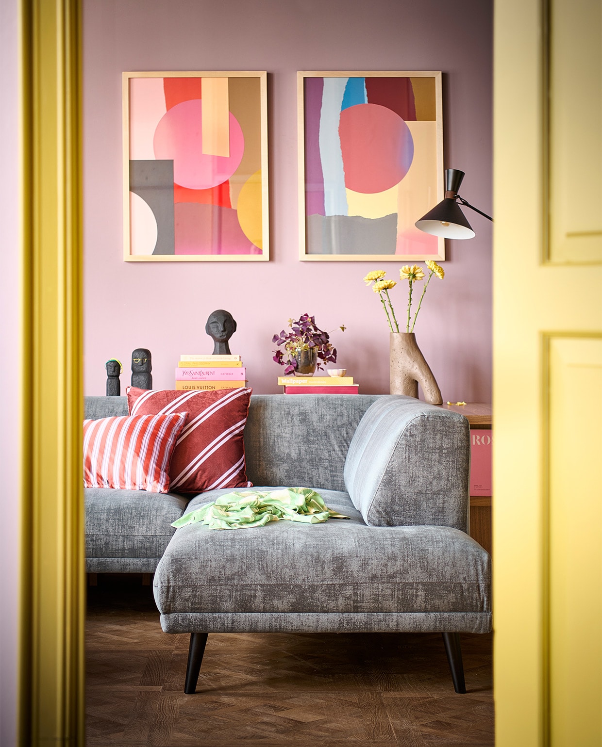 Beeld gestyled met de nieuwe vtwonen collectie. Vloer pvc Noble in kleur Sun Kissed per m2 € 48,95. Sidetable € 359,-. Muurverf Washed Lilac 1 liter. Fotolijsten vanaf € 9,95. Sculpturen van hoofden vanaf € 29,95. Vaas € 34,95. Kussen Pyjamas € 39,95 Bank Brush in kleur SlateGrey € 1299,-. M.m.v. sostrengrene.com (opbergdoosje), overig privébezit. vtwonen catalogus 10-2022 | styling Kim van Rossenberg | fotografie Sjoerd Eickmans
