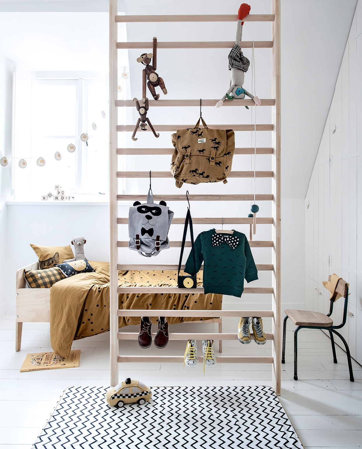 Slinger € 79,-, grijze rugtas van Emile et Ida € 65,-, groene trui van Simple Kids € 84,- okergeel gebreid kroontje € 27,50, springtouw van Nobodinoz € 15,95, gele gympen van Golden Goose € 160,-, schoenen met zebraprint van Maá Shoes € 125,-, hoge bruine schoenen van Rainbow & Snow € 110,-, gebreide NYC taxi van Oeuf NYC € 75,- (Orange Mayonnaise). Houten alfabetblokken van Ooh Noo € 59,90 (Rewind Design). Houten apen van Kay Bojesen, klein € 119,-, medium € 339,- (www.vtwonen.nl). Muisknuffel € 39,95, schooltas Horses van Bobo Choses € 68,95, juniorbed Crisis van Piet Hein Eek € 265,-, stokstaartknuffel € 37,95, geruit kussen Vichy van La Cérise sur le Gâteau € 37,95, grote avonturenatlas € 24,95 (Imps & Elfs + Friends). Klein zwart kussentje met katopdruk van Mimi’Lou € 29,95, matras met zigzagdessin van Nobodinoz € 52,95 (www.psikhouvanjou.nl). Oud schoolstoeltje € 25,- (Loods 5). Dekbedovertrek Odette van La Cérise sur le Gâteau € 95,-, okergele kussenhoes met kattenhoofd Zwicky van La Cérise sur le Gâteau € 40,- (Living). Camera van houtresten is zelfgemaakt. Overig privébezit. JA | vtwonen 13-2015 | styling Kim van Rossenberg  | fotografie Sjoerd Eickmans