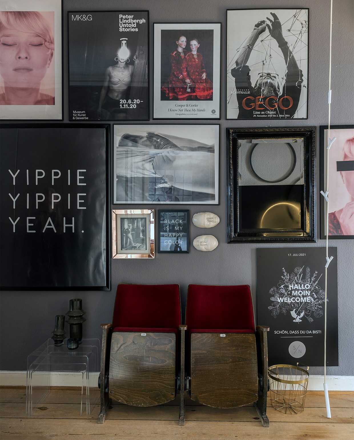 Bioscoopstoelen vintage. Poster Yippie Rtboxone, overig her en der verzameld. Overig onbekend. vtwonen special 121-2022 | productie &amp; fotografie Anne-Catherine Scoffoni