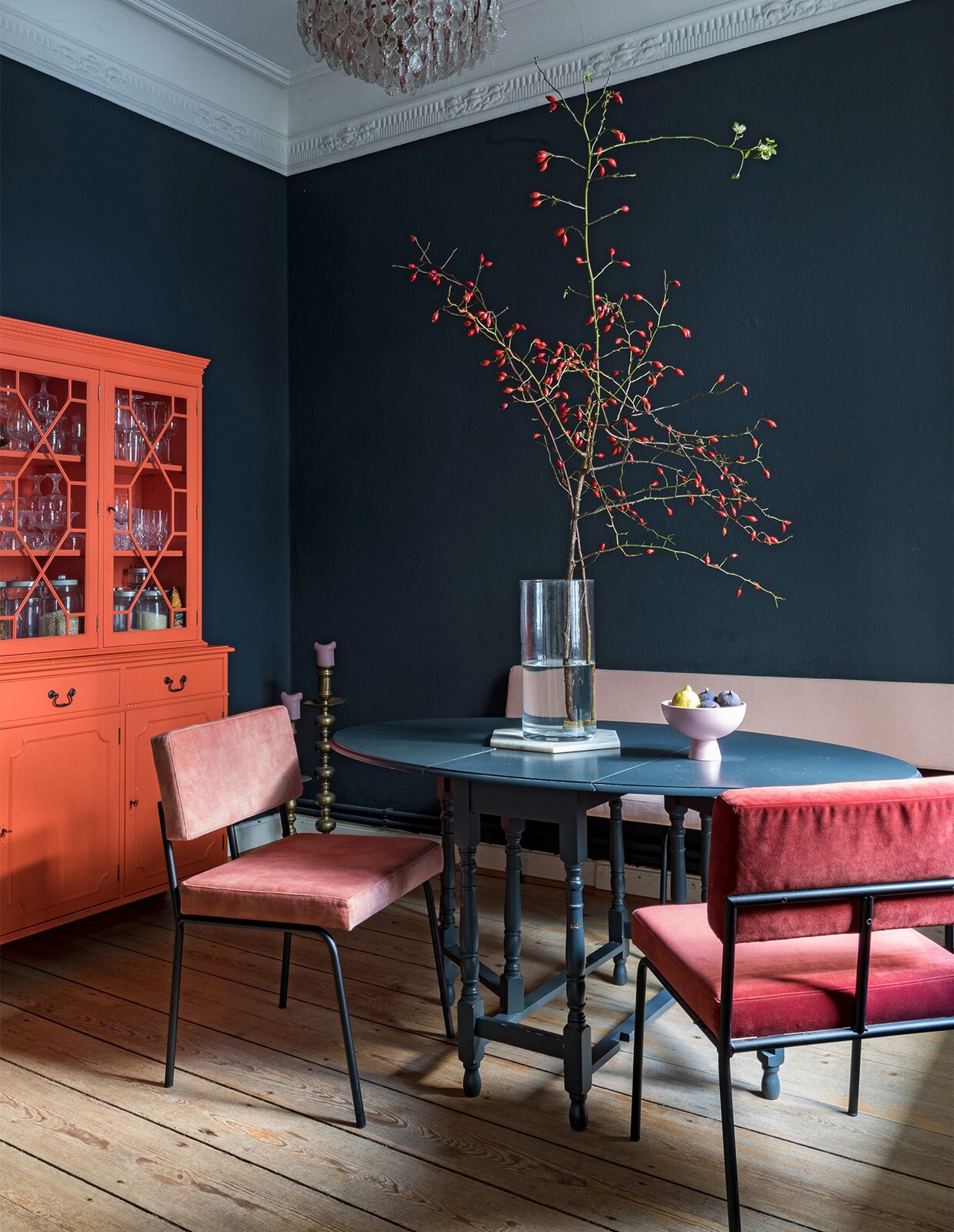 Muurverf Kleines Schwarz Schöner Wohne Farbe. Vintage buffetkast geverfd in Koraal van Kolorat. Eettafel vintage. Stoel en bank Fest Amsterdam. Plafondlamp Westwing. Overig onbekend vtwonen special 121-2022 | productie &amp; fotografie Anne-Catherine Scoffoni
