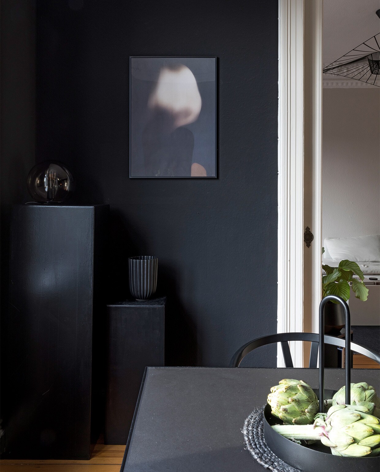 Muurverf Kleines Schwarz Schöner Wohne Farbe. Zwarte sokkels zelfgemaakt. Kunstwerk Portrait M Gurilla Design. Overig onbekend. vtwonen special 121-2022 | productie &amp; fotografie Anne-Catherine Scoffoni