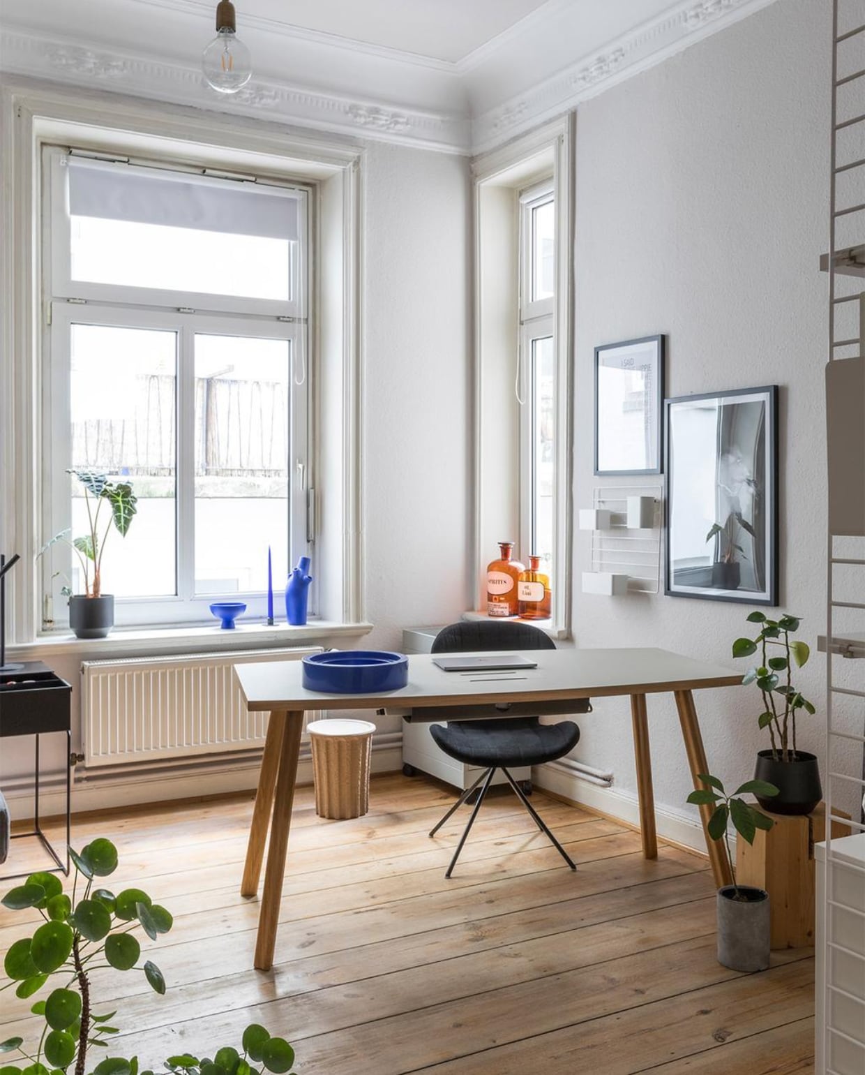Muurverf Kolorat. Bureau Faust Linoleum. Stoel Zuiver. Plafondlamp House Doctor. Zwartwitfoto zelfgemaakt. Blauwe schaal in vensterbank raawii. Blauwe vaas vintage. Wandkast String Furniture. Bloempotten H&amp;M Home. Overig onbekend. NEE | vtwonen special binnenkijken 2022 | productie, fotografie  Anne-Catherine Scoffoni