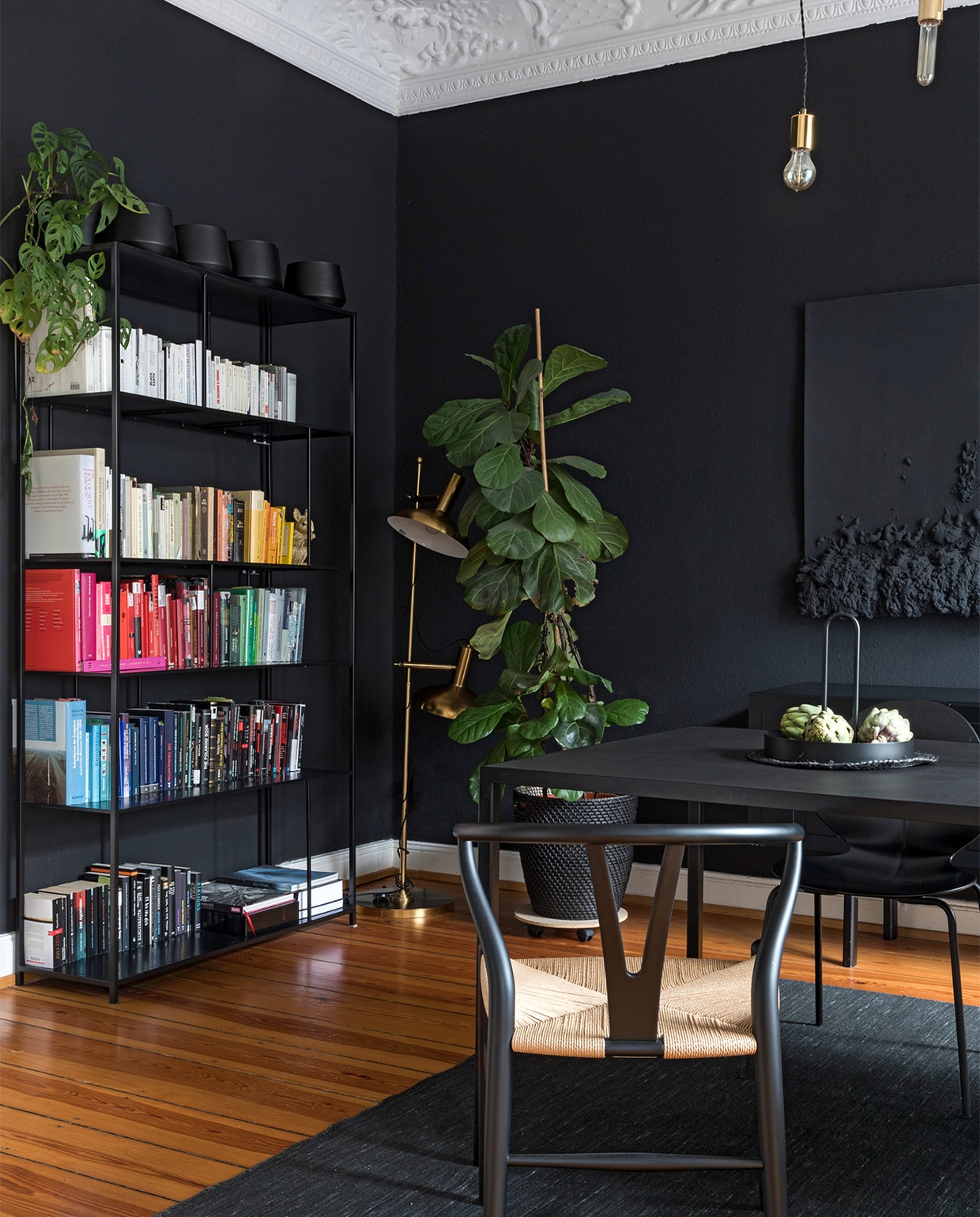 Ladekast Ikea. Kandelaar Ferm Living. Tafellamp VP3 &amp;Tradition. Overig onbekend. NEE | vtwonen special binnenkijken 2022 | productie, fotografie  Anne-Catherine Scoffoni