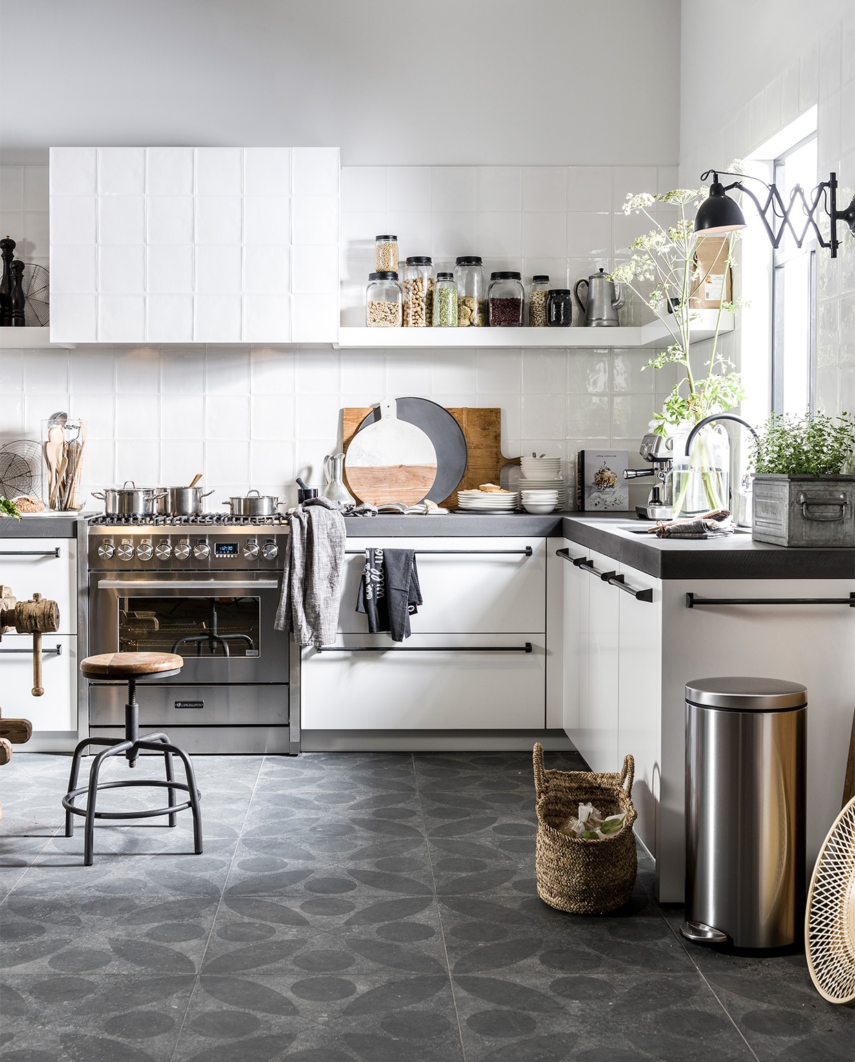 Keuken uit de vtwonen collectie (2016) bij Mandemakers keukens. JA | vtwonen 09-2016 | styling Moniek Visser | fotografie Sjoerd Eickmans